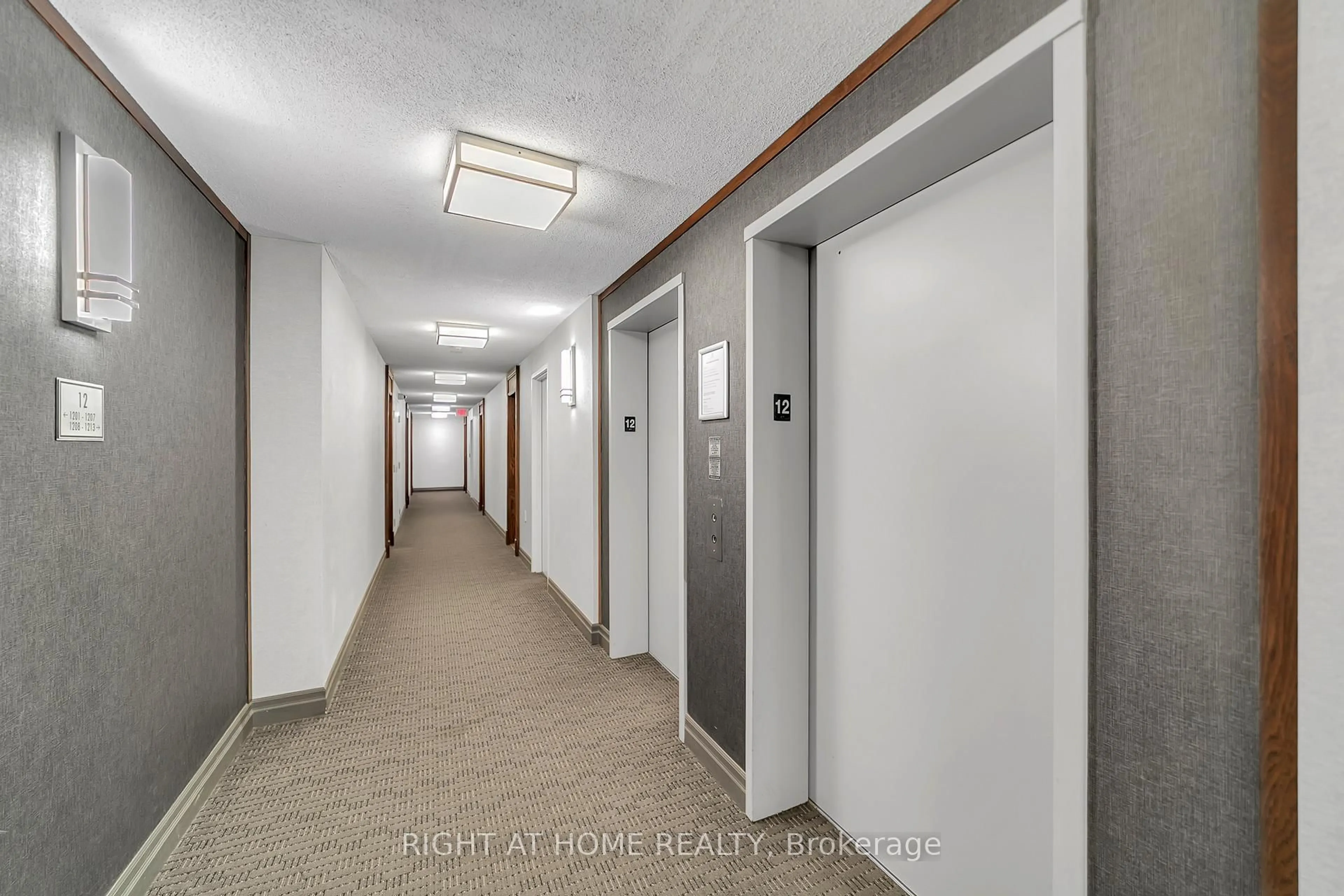 Indoor foyer for 11 Oneida Cres #1202, Richmond Hill Ontario L4B 0A1