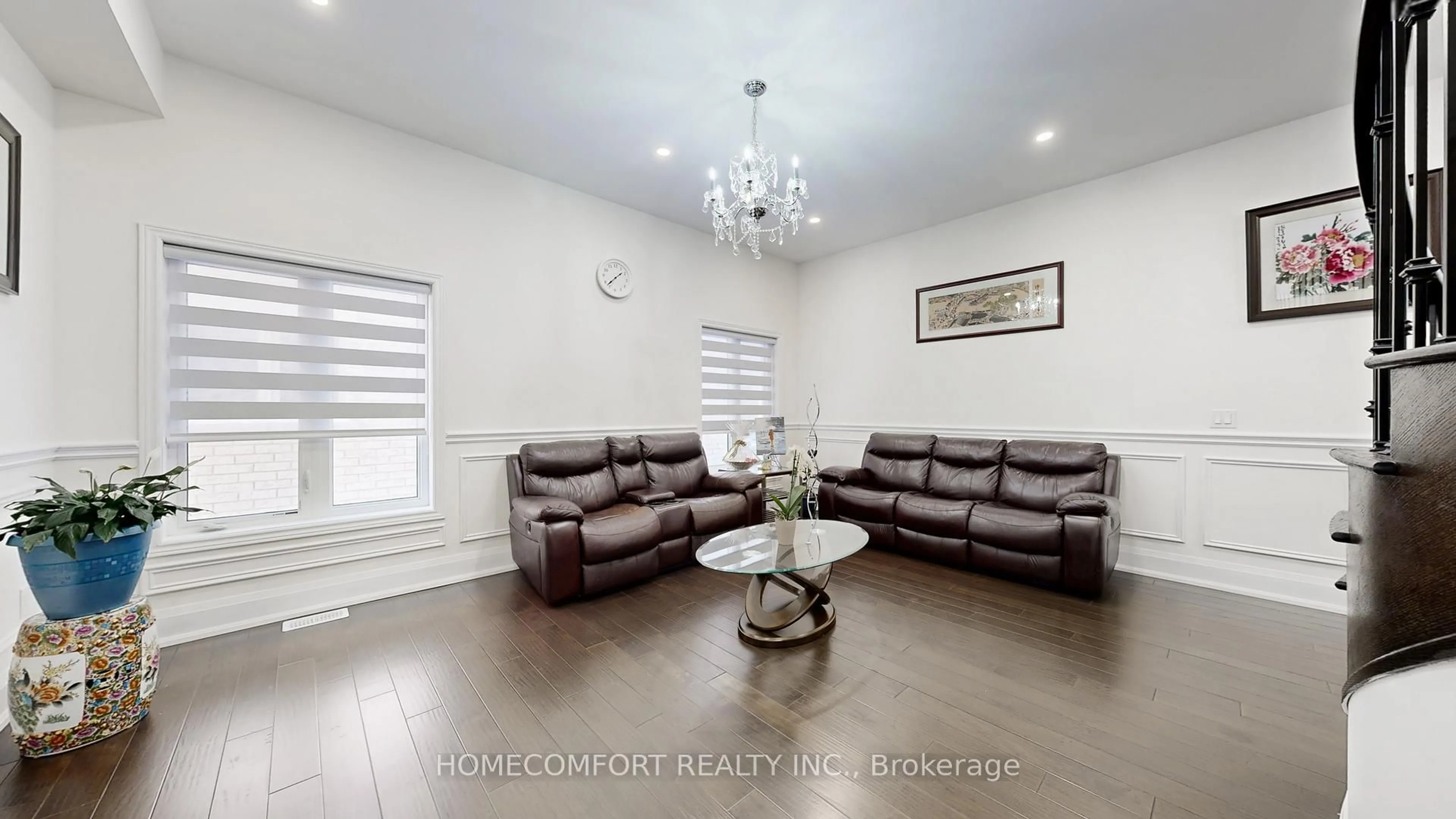 Living room with furniture, unknown for 3 Mary Willson Crt, East Gwillimbury Ontario L9N 0P5