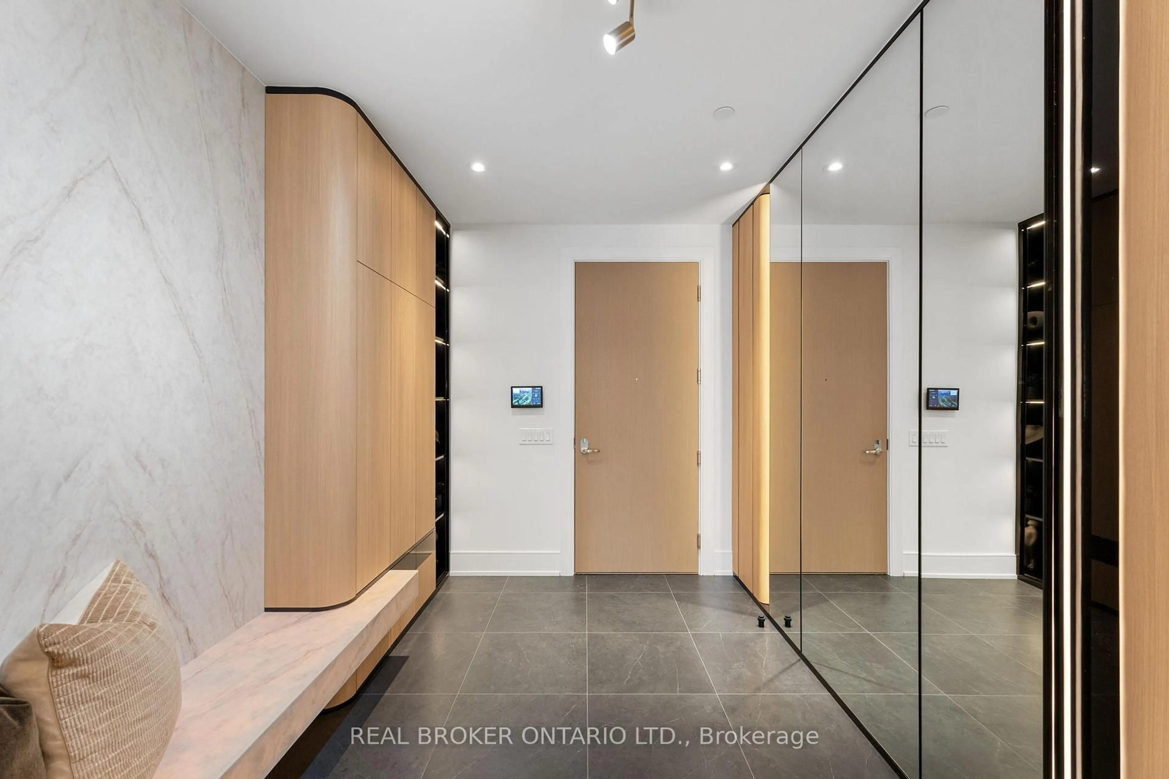 Indoor foyer for 399 Royal Orchard Blvd #418, Markham Ontario L3T 0H3