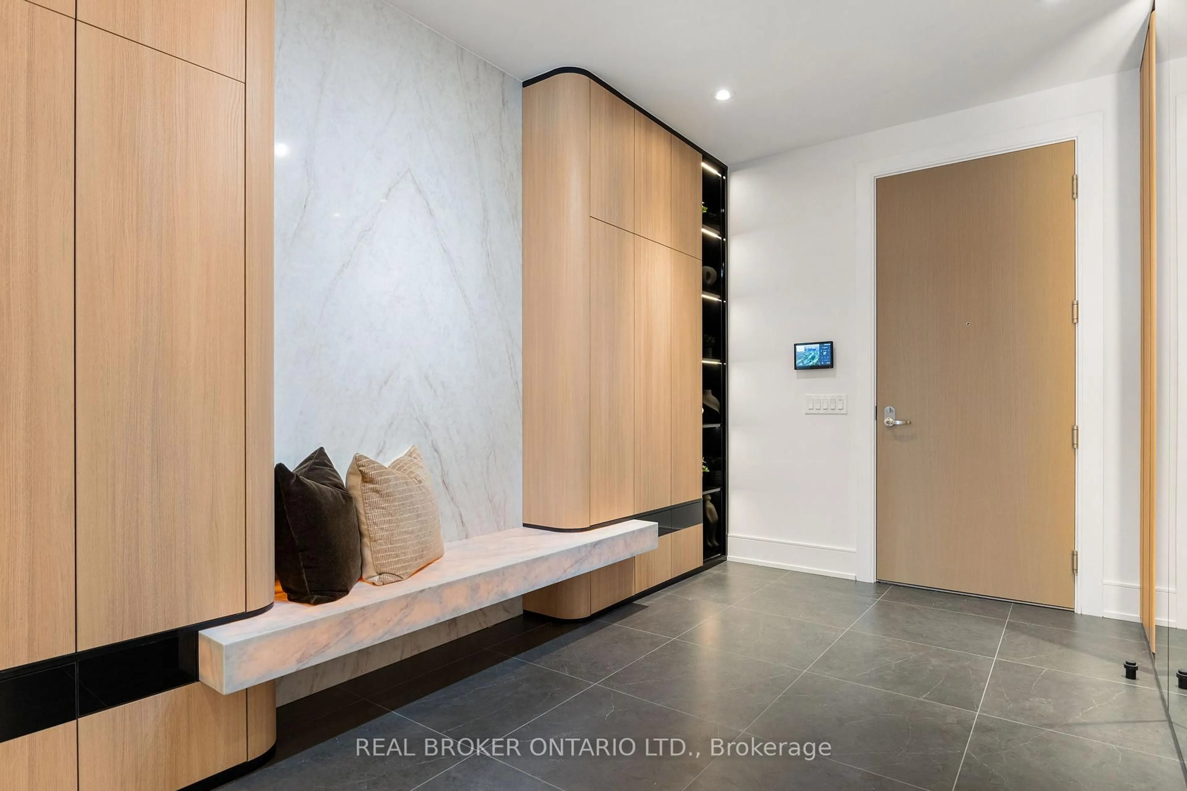 Indoor entryway for 399 Royal Orchard Blvd #418, Markham Ontario L3T 0H3