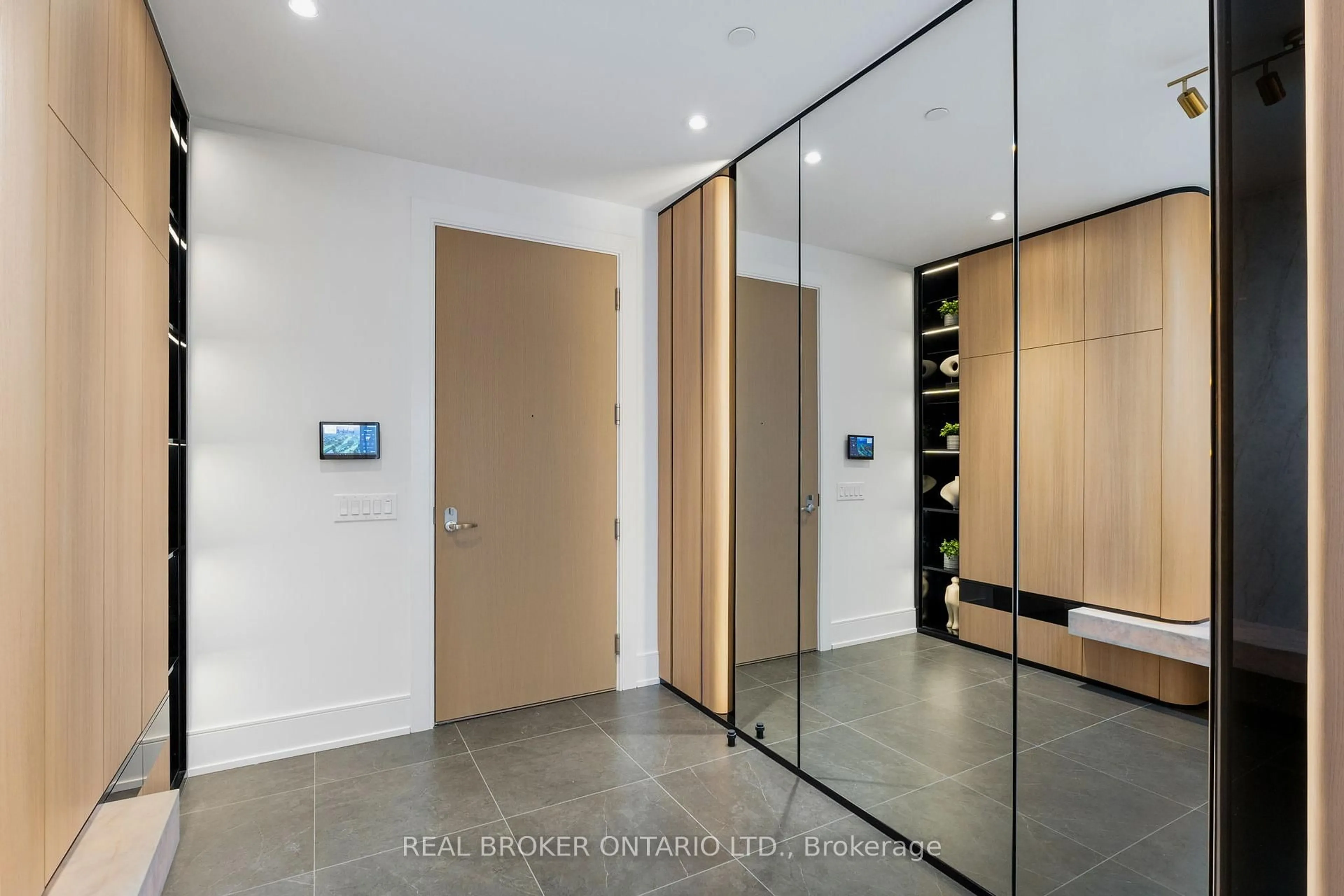 Indoor foyer for 399 Royal Orchard Blvd #418, Markham Ontario L3T 0H3