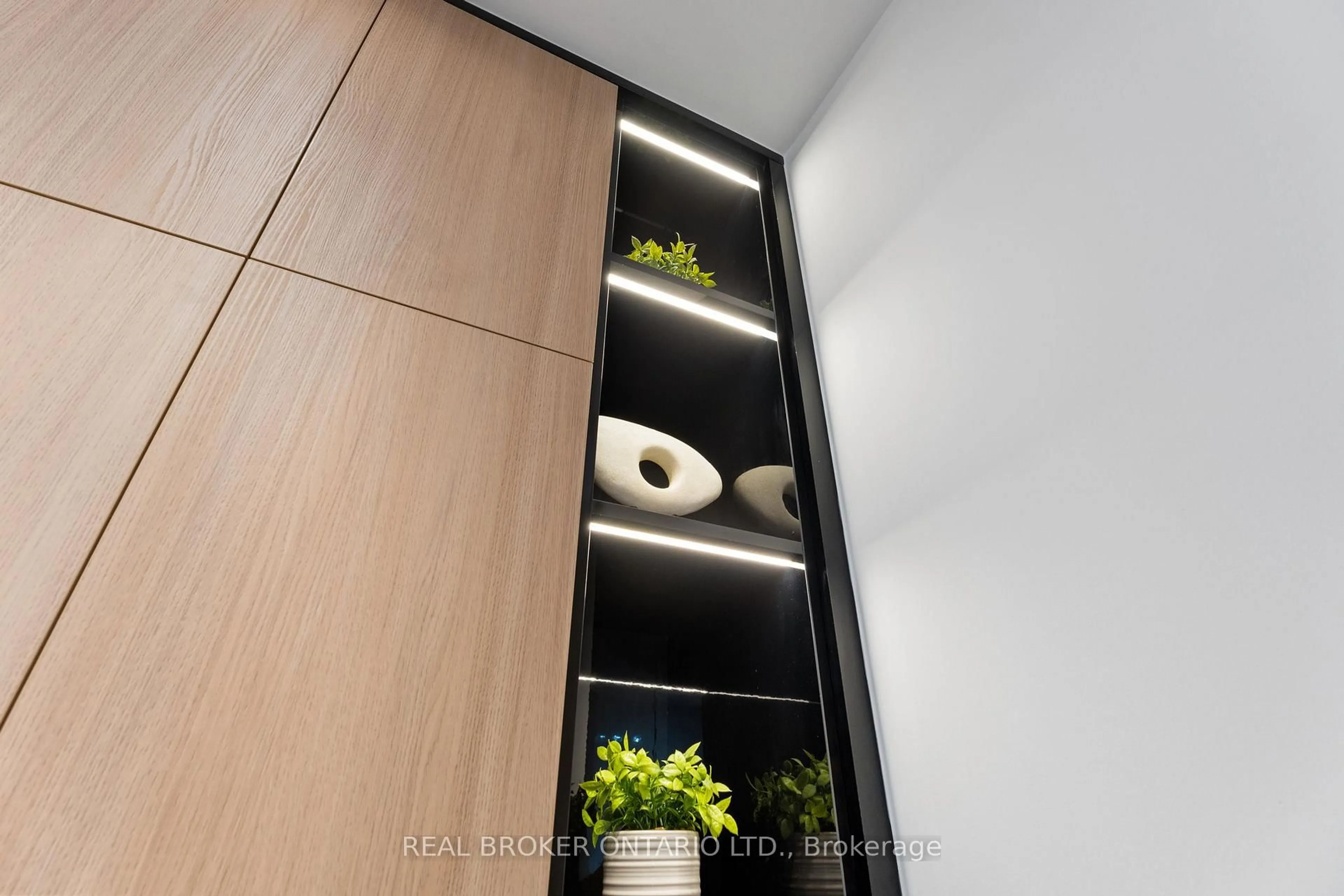 Indoor entryway for 399 Royal Orchard Blvd #418, Markham Ontario L3T 0H3