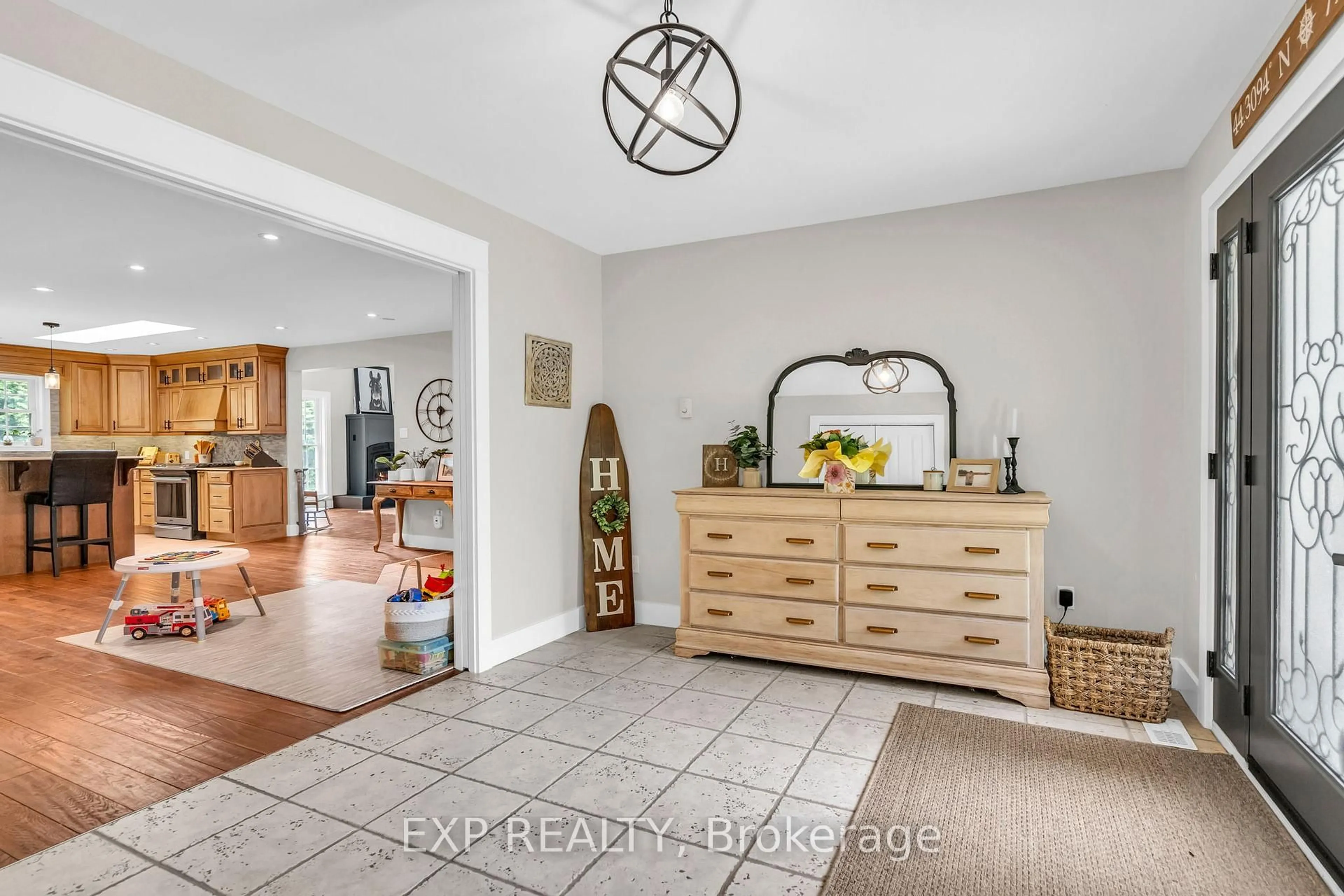 Indoor entryway for 89 River St, Georgina Ontario L0E 1R0