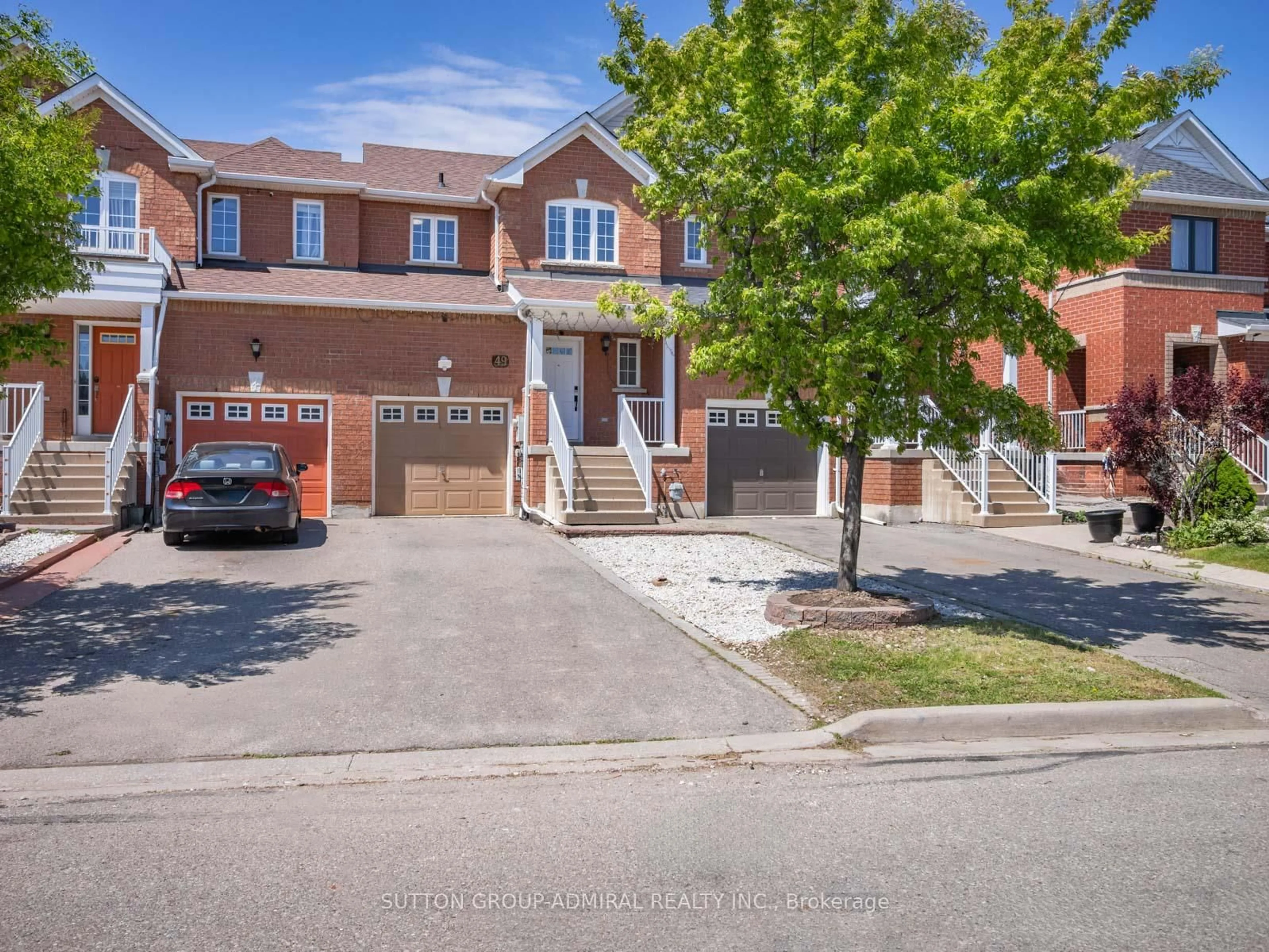 A pic from outside/outdoor area/front of a property/back of a property/a pic from drone, street for 49 Lindenshire Ave, Vaughan Ontario L6A 4A4