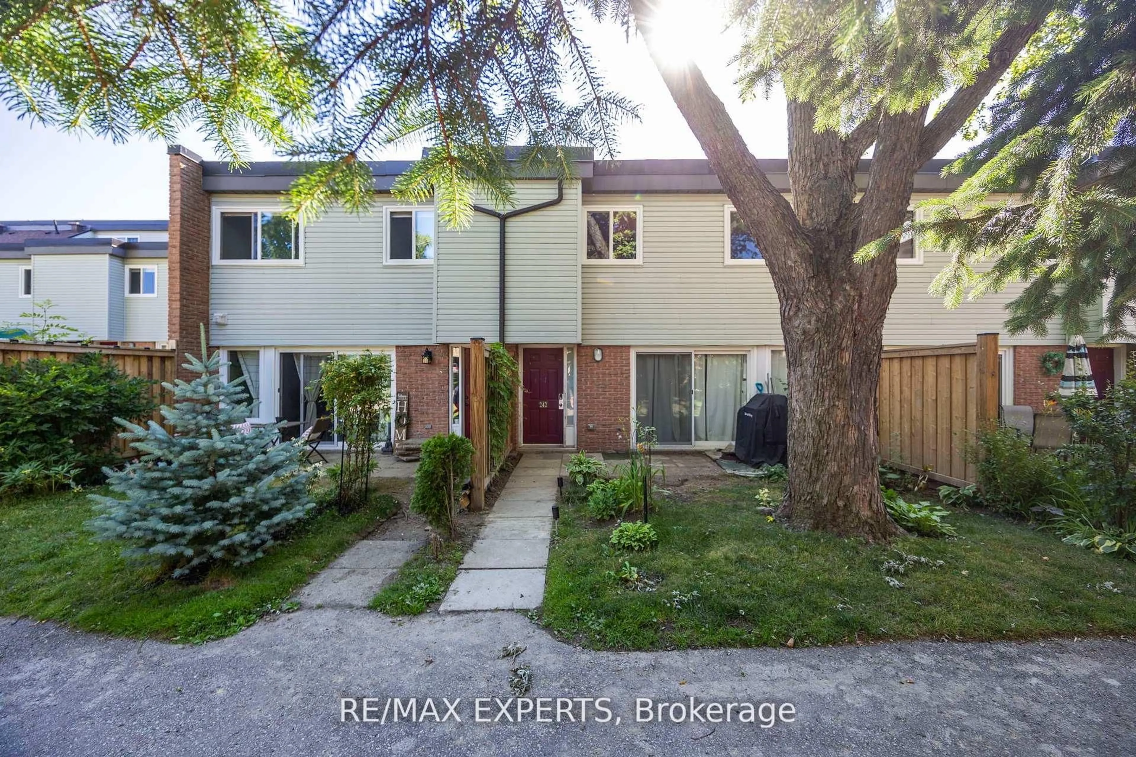 A pic from outside/outdoor area/front of a property/back of a property/a pic from drone, street for 242 Milestone Cres, Aurora Ontario L4G 3M2