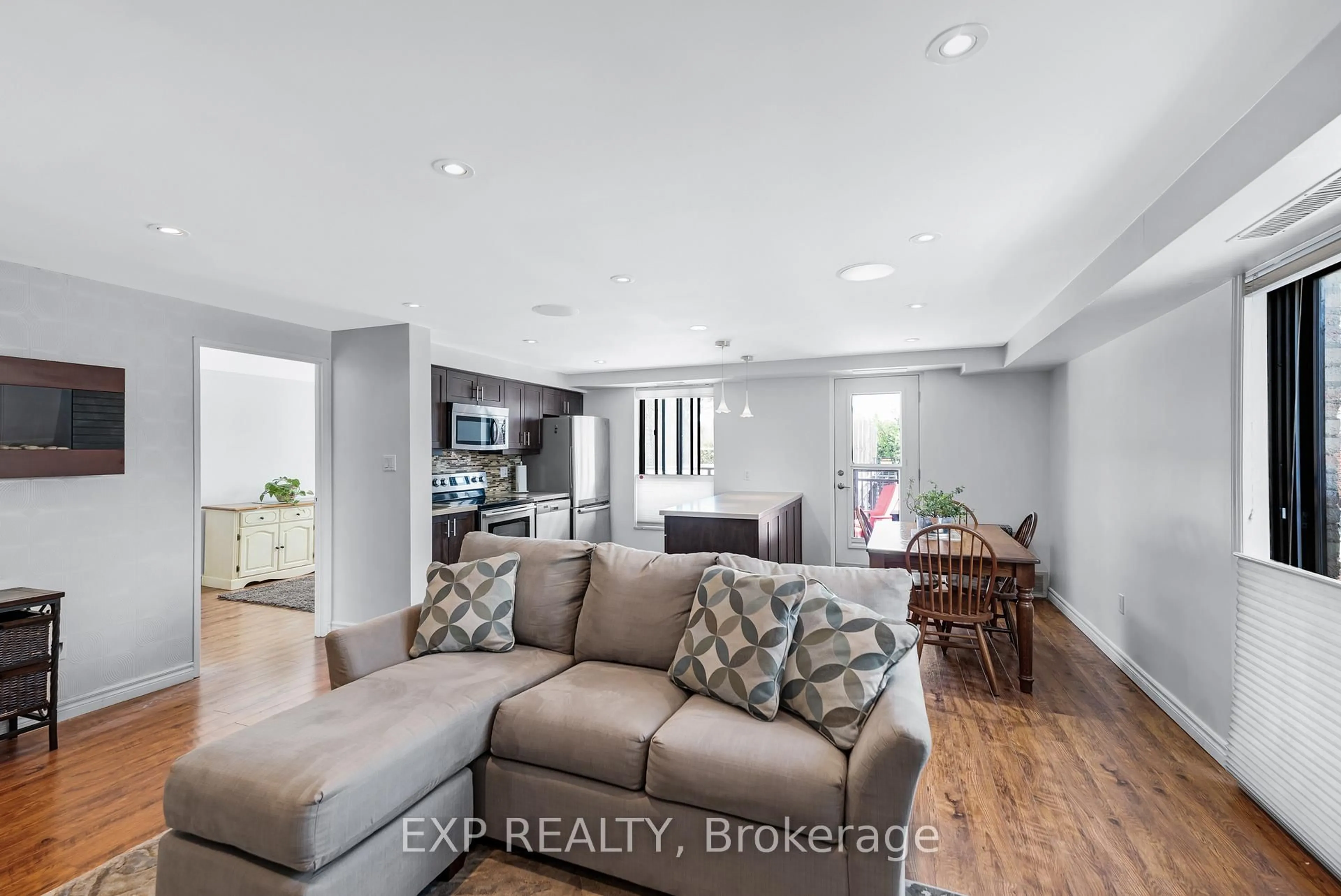 Unknown for 15390 Yonge St #104, Aurora Ontario L4G 1N8