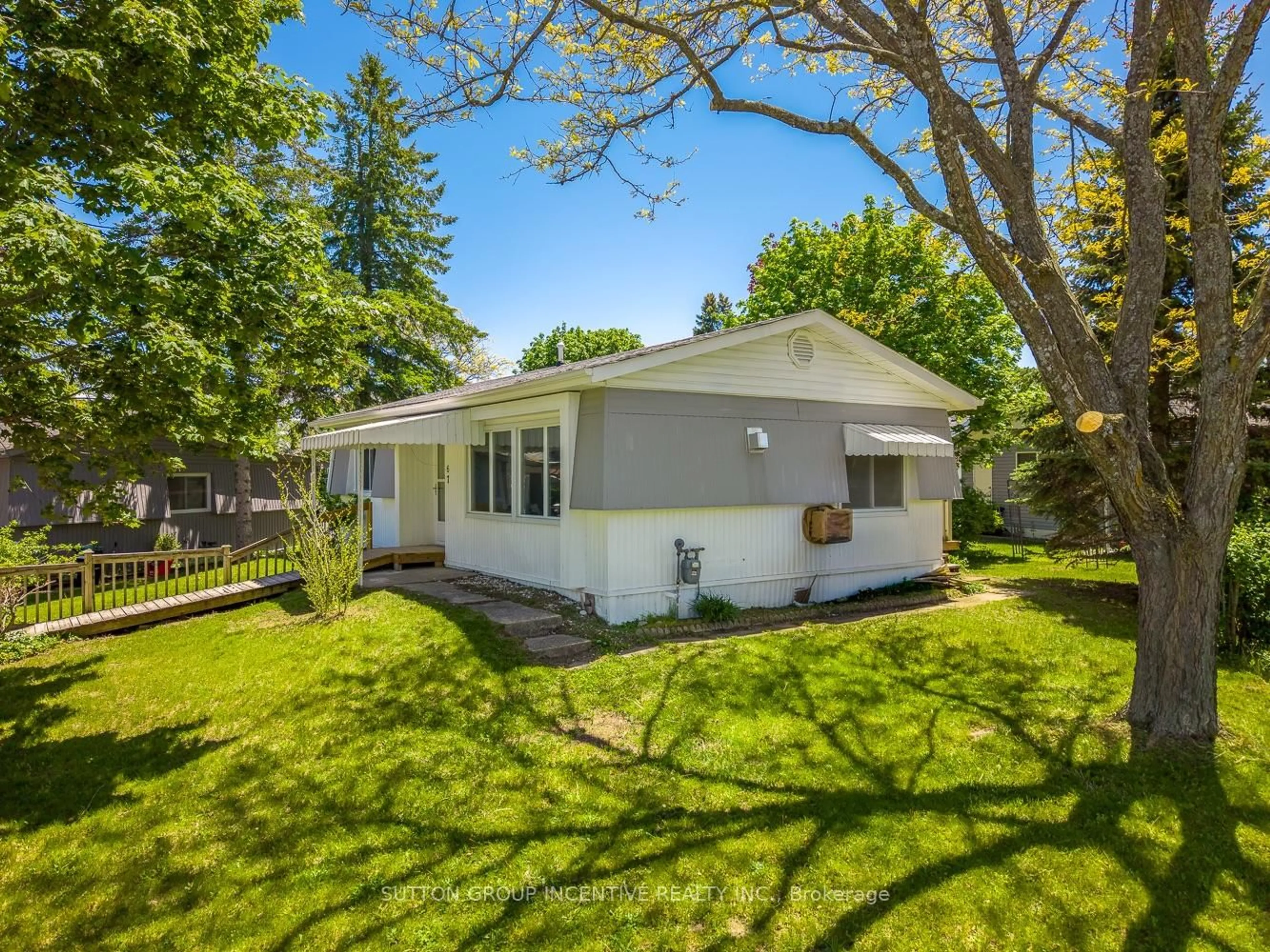 A pic from outside/outdoor area/front of a property/back of a property/a pic from drone, street for 67 Main St, Innisfil Ontario L9S 1N2