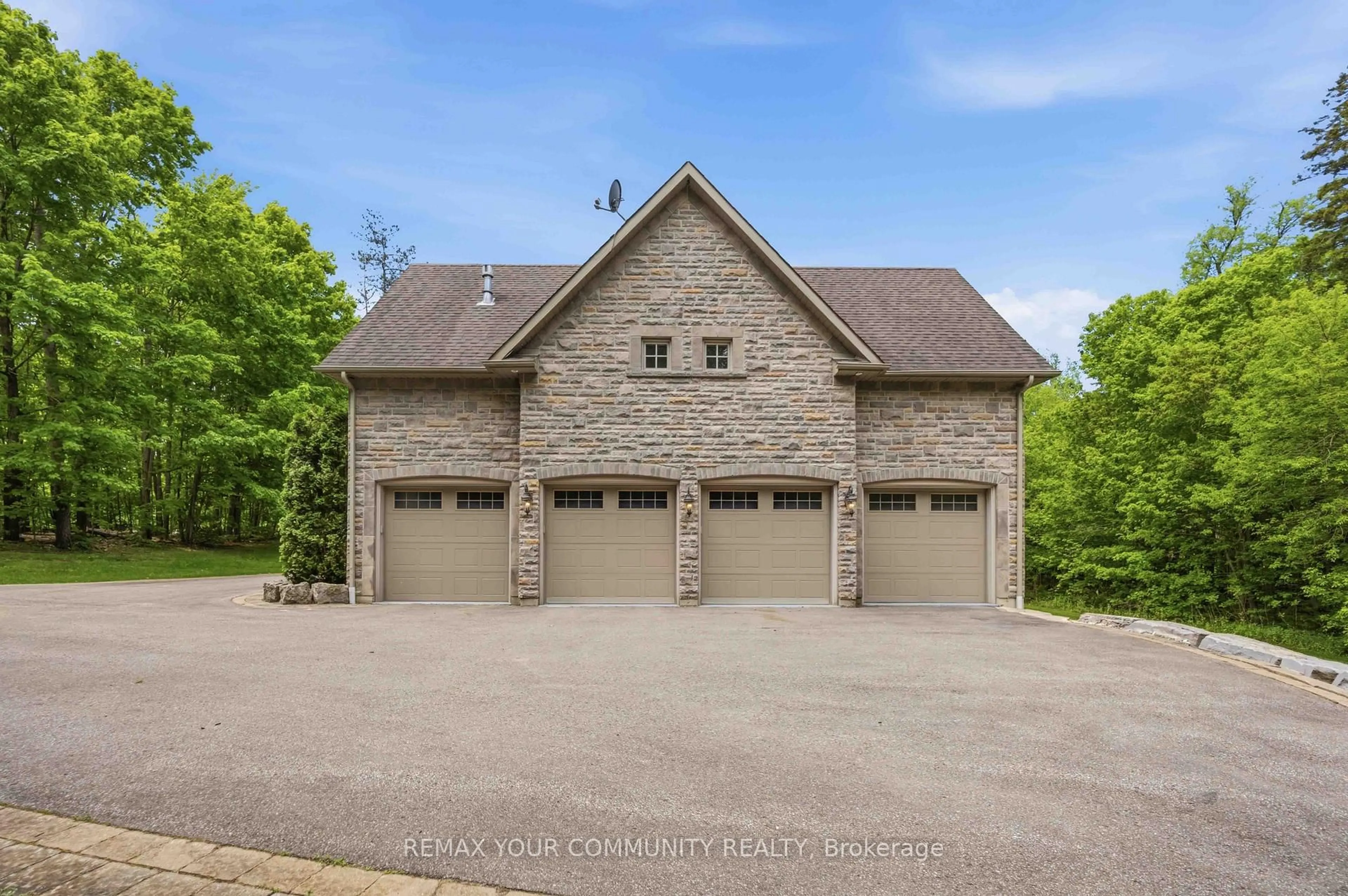 Indoor garage for 46 Lake Woods Dr, Whitchurch-Stouffville Ontario L4A 1P1