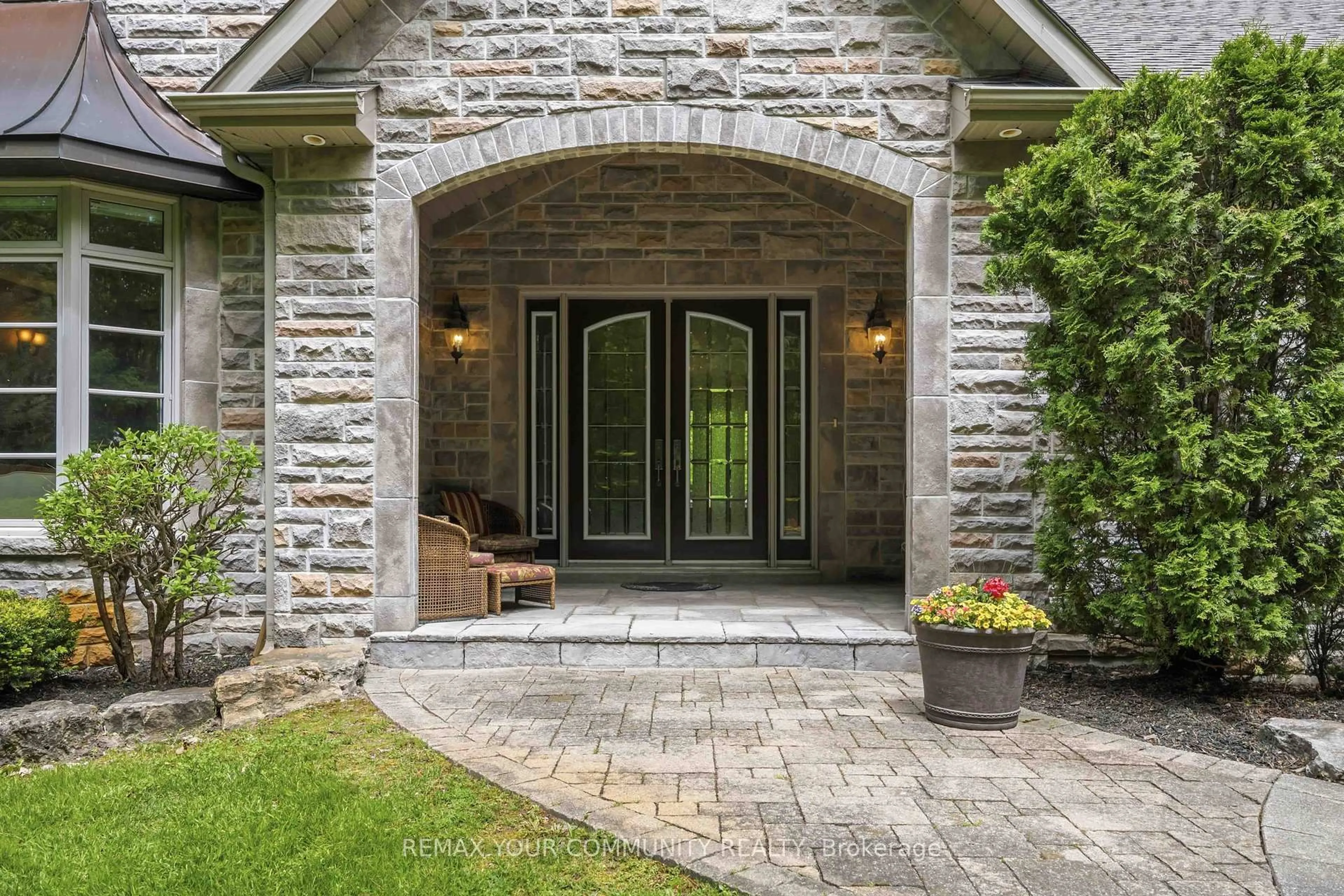 Indoor entryway for 46 Lake Woods Dr, Whitchurch-Stouffville Ontario L4A 1P1