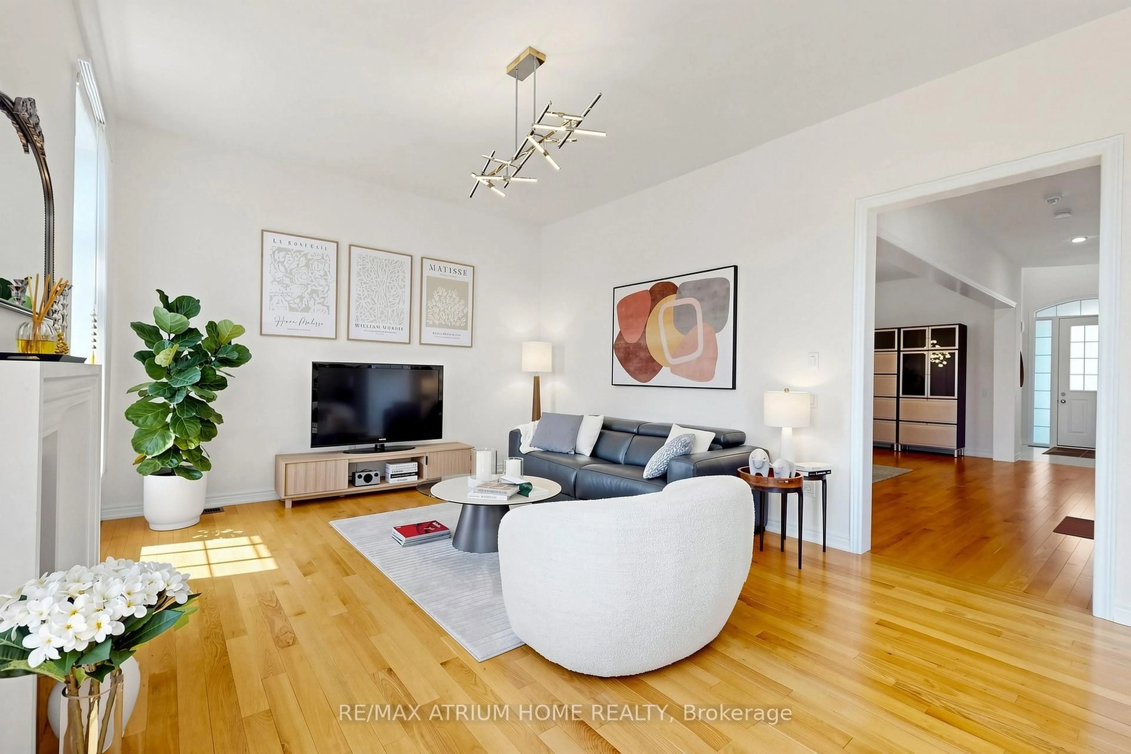 Living room with furniture, unknown for 537 Clifford Perry Pl, Newmarket Ontario L3X 0J1