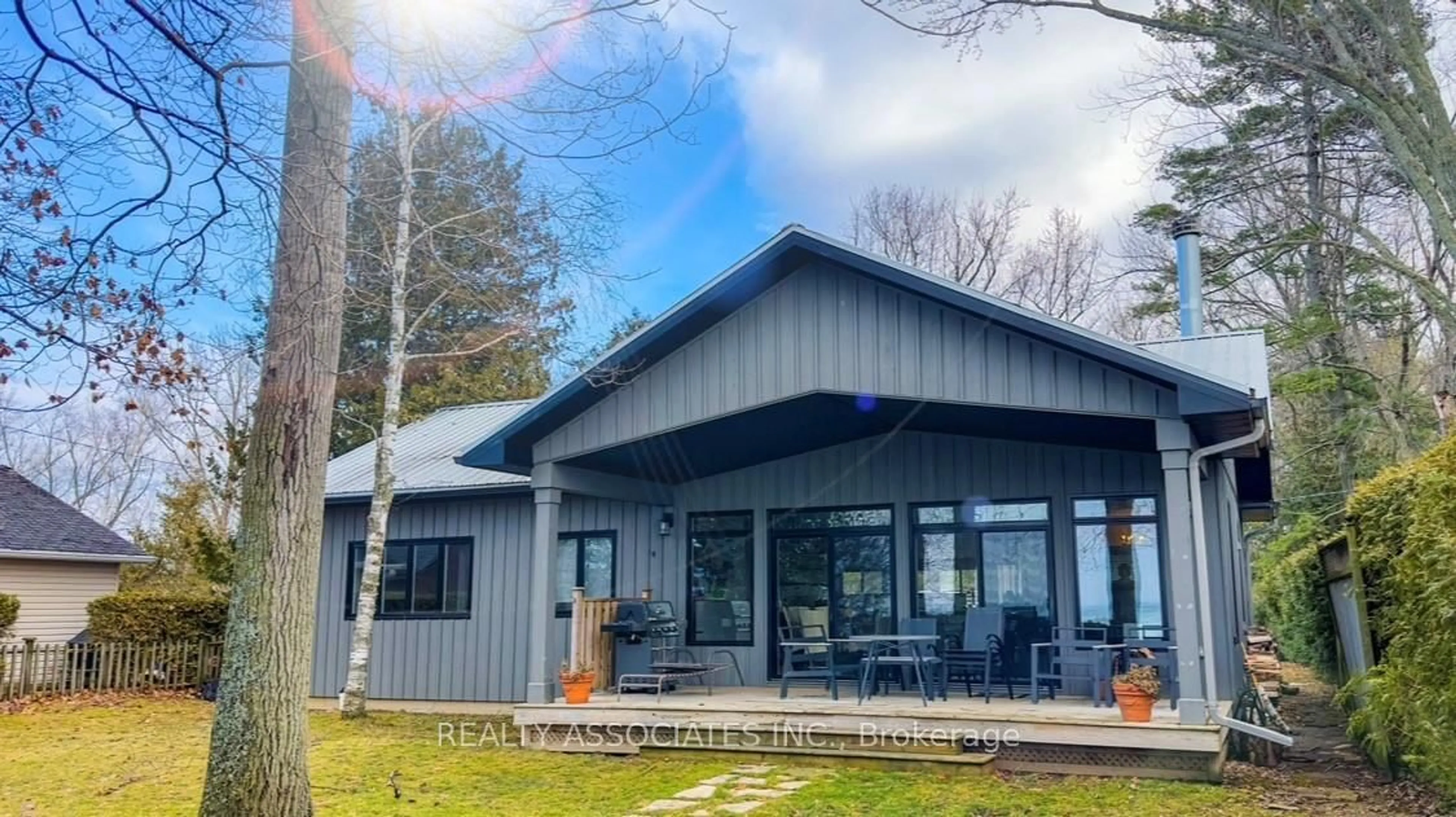 Home with vinyl exterior material, unknown for 28 Garden Gate, Brock Ontario L0K 1A0