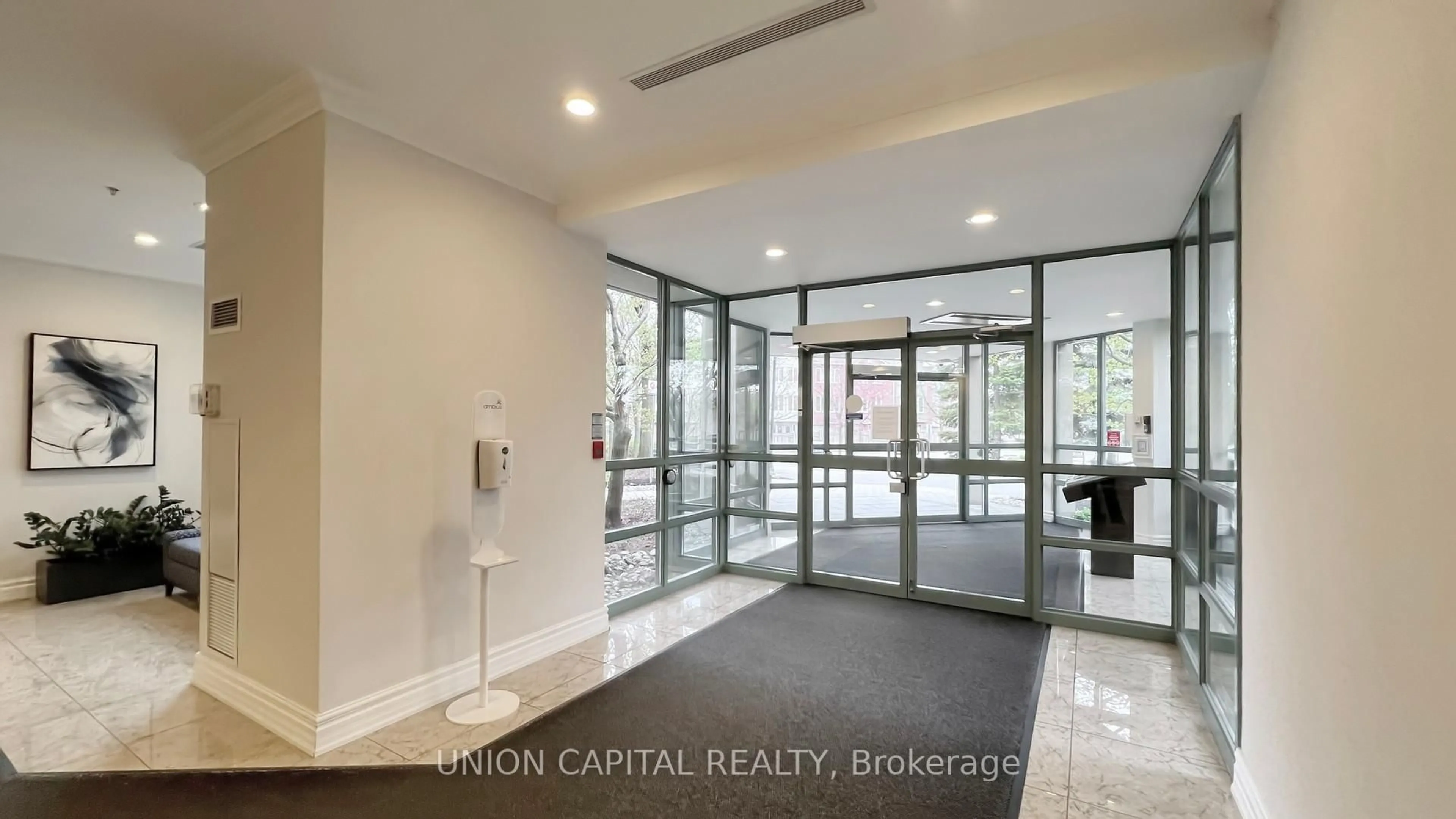 Indoor foyer for 3 Ellesmere St #217, Richmond Hill Ontario L4B 4N2