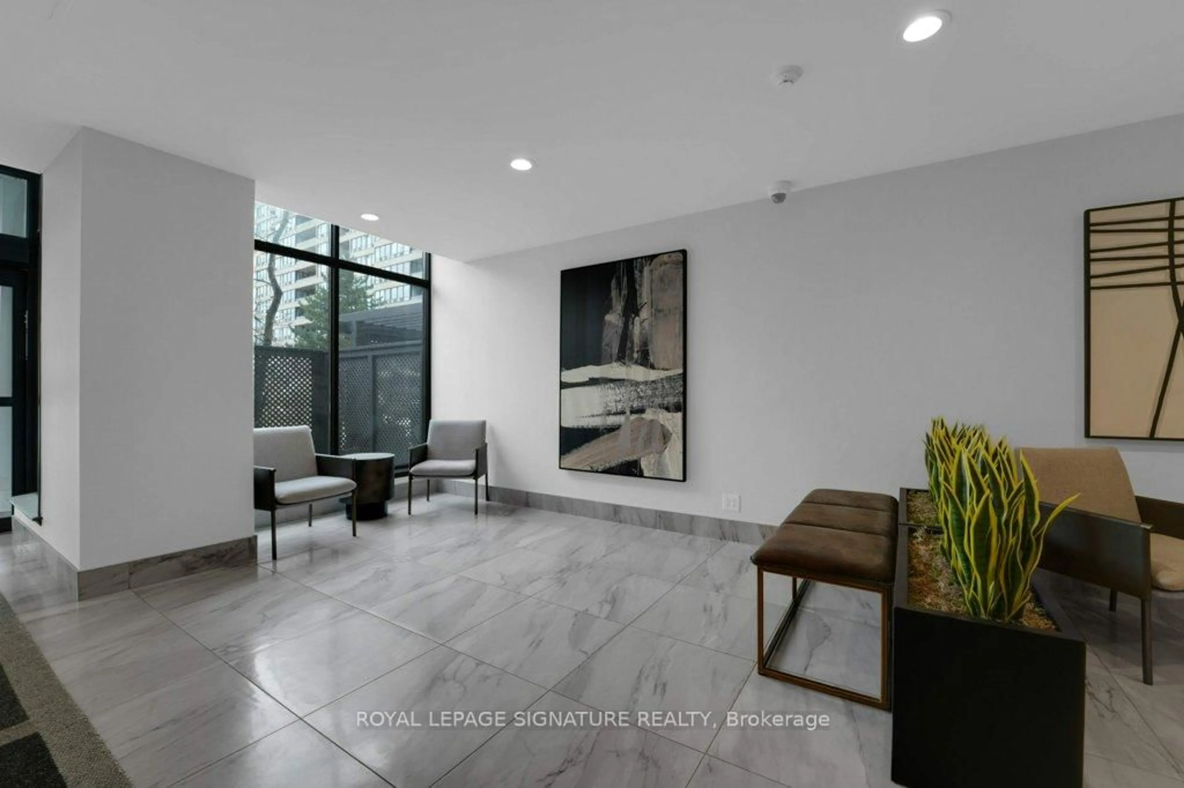 Indoor foyer for 22 Clarissa Dr #1404, Richmond Hill Ontario L4C 9R6