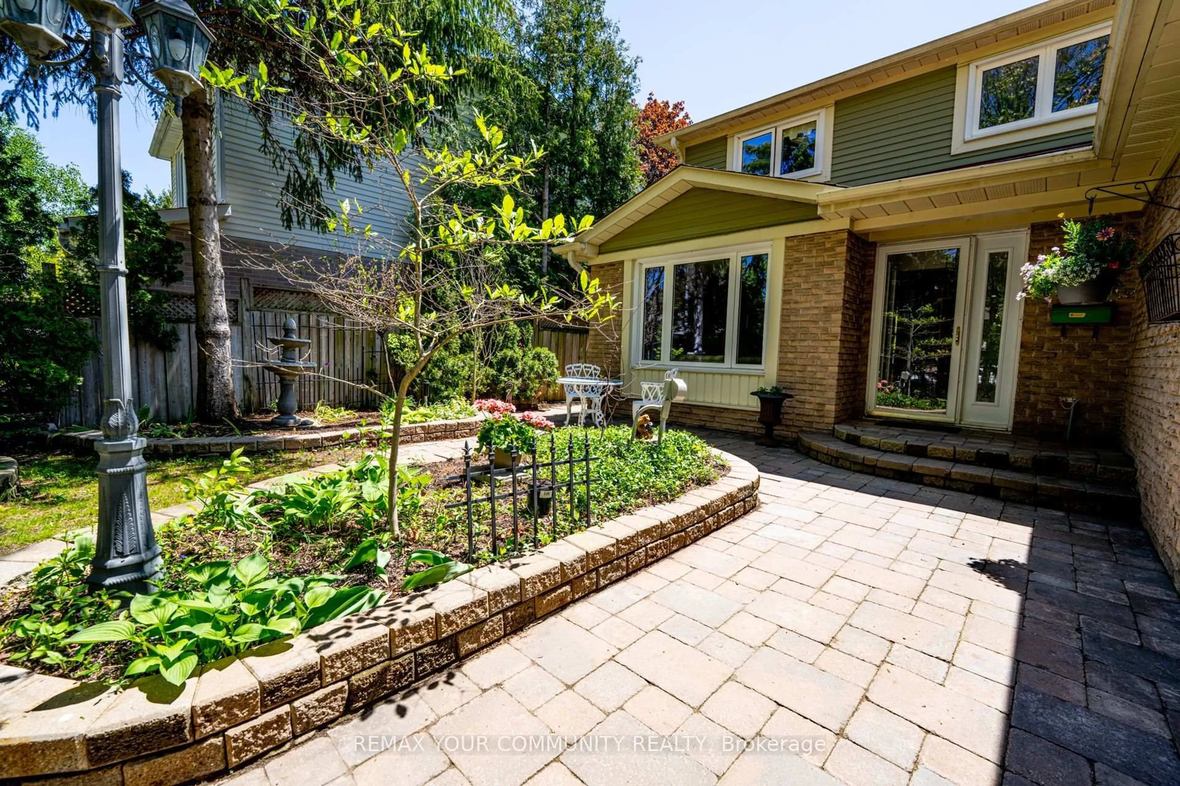 Home with brick exterior material, street for 27 Drumern Cres, Richmond Hill Ontario L4C 5H9