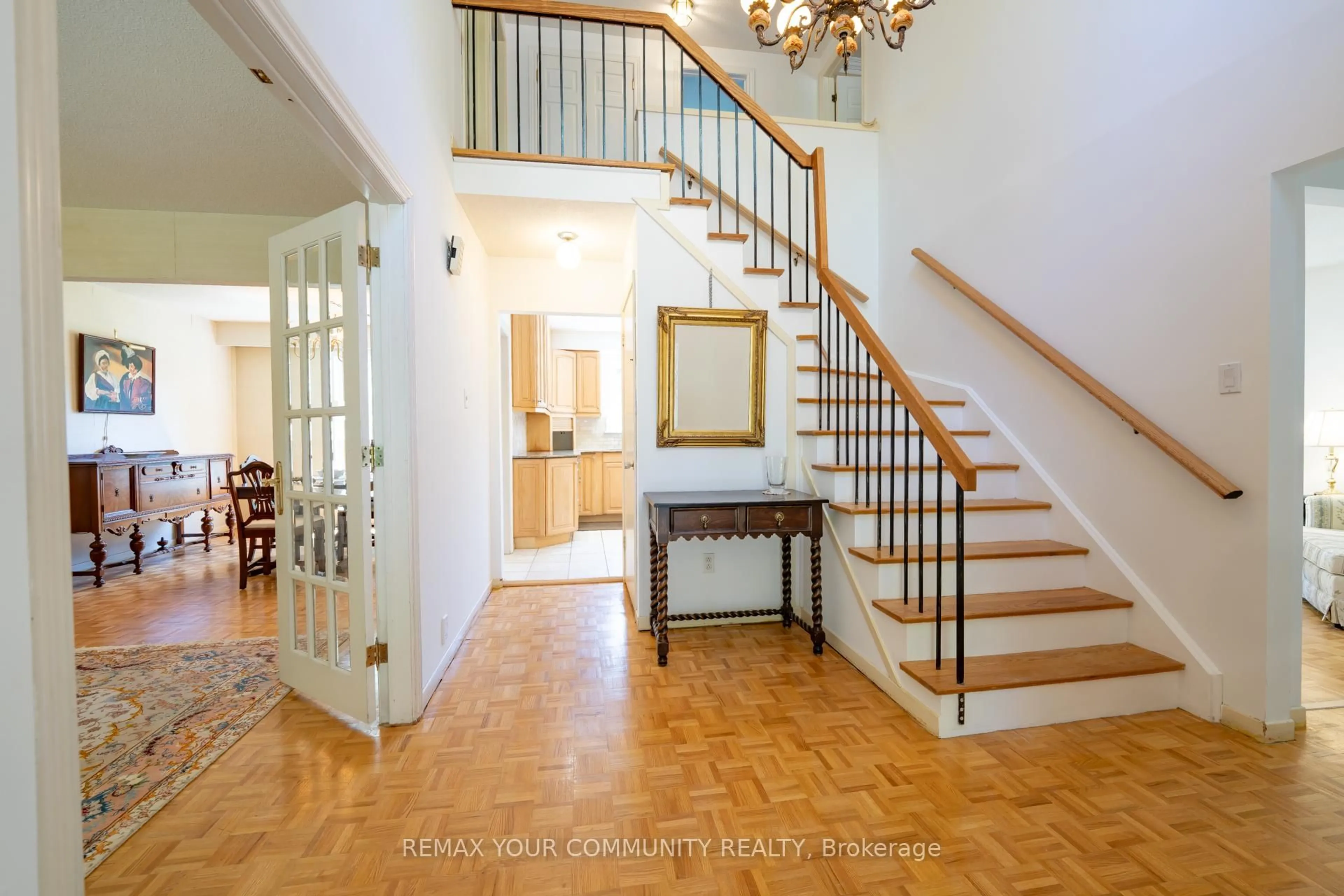 Indoor foyer for 27 Drumern Cres, Richmond Hill Ontario L4C 5H9