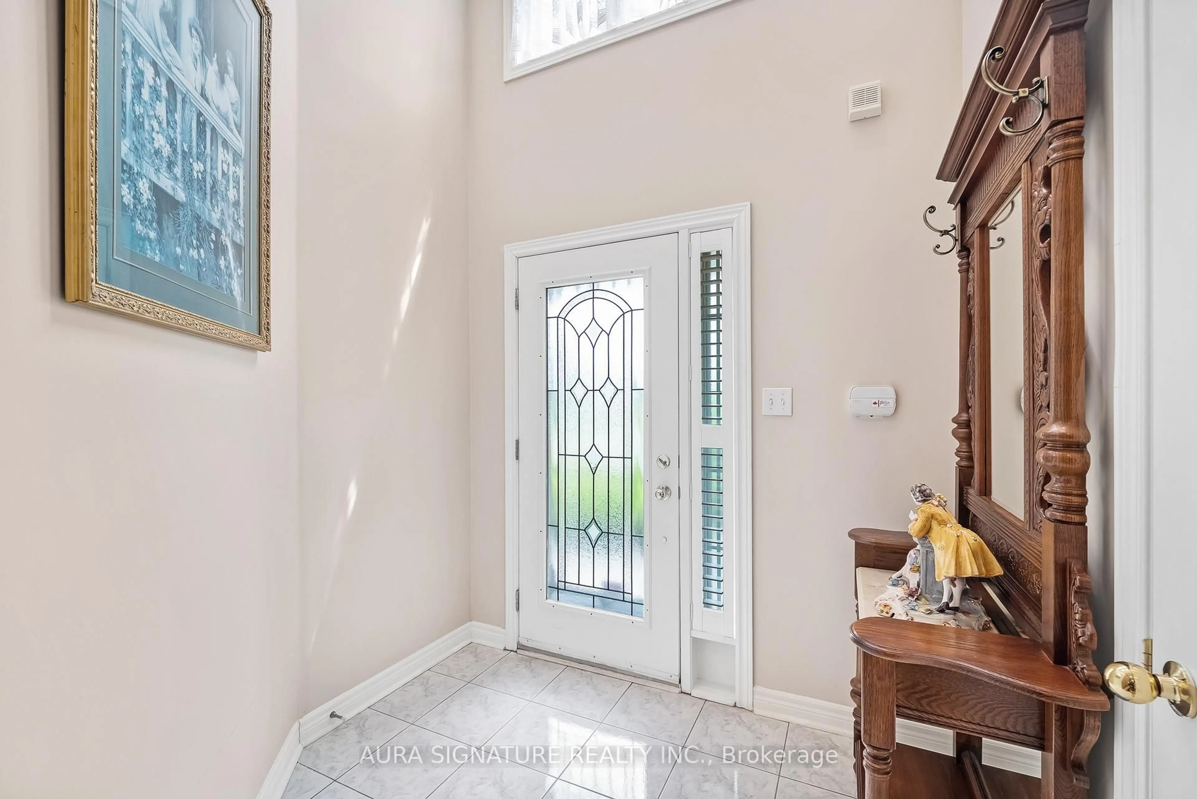 Indoor foyer for 30 Graceview Crt, Vaughan Ontario L4L 9C4