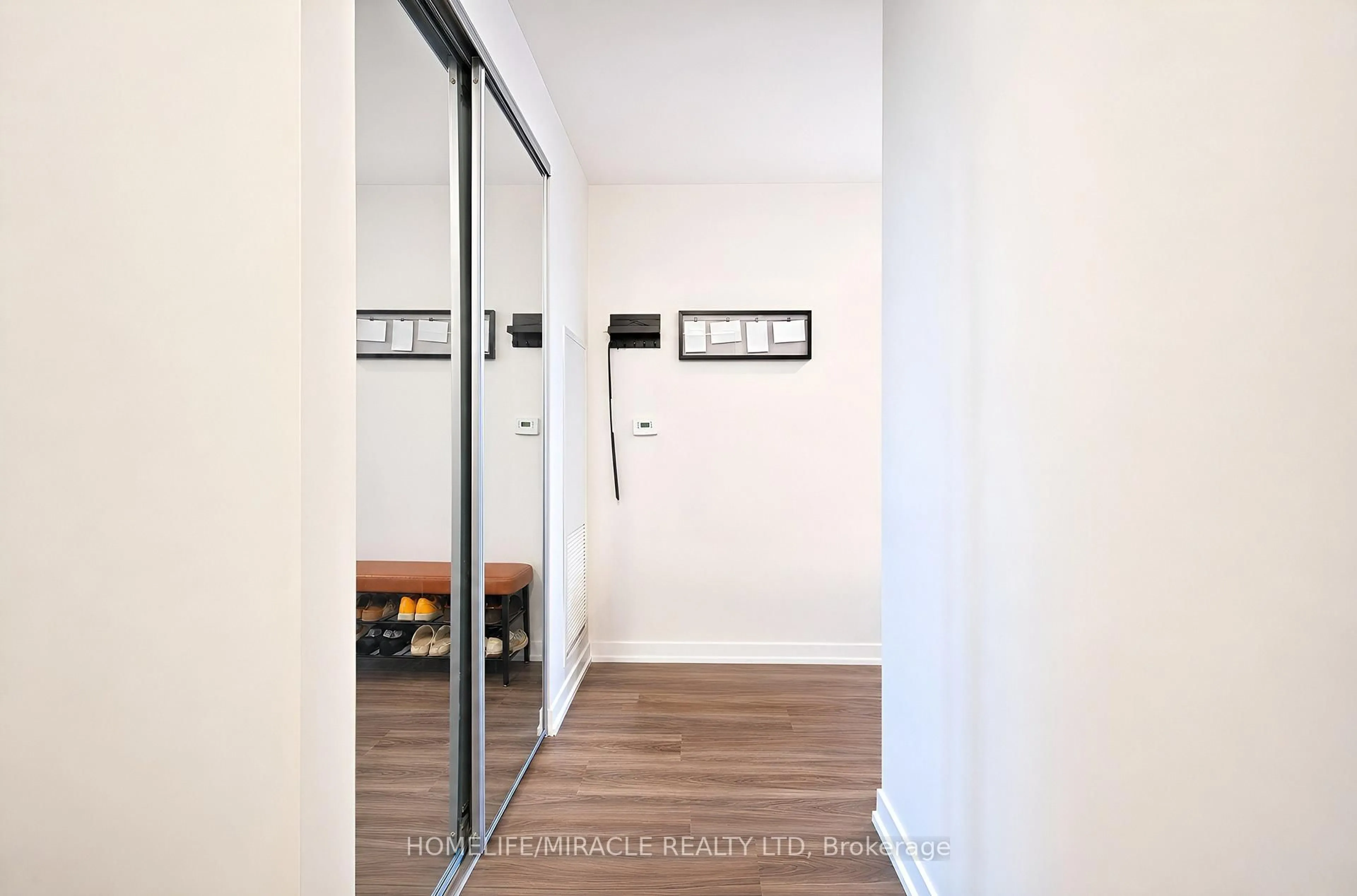 Indoor entryway for 10 Abeja St #813, Vaughan Ontario L4K 0R4