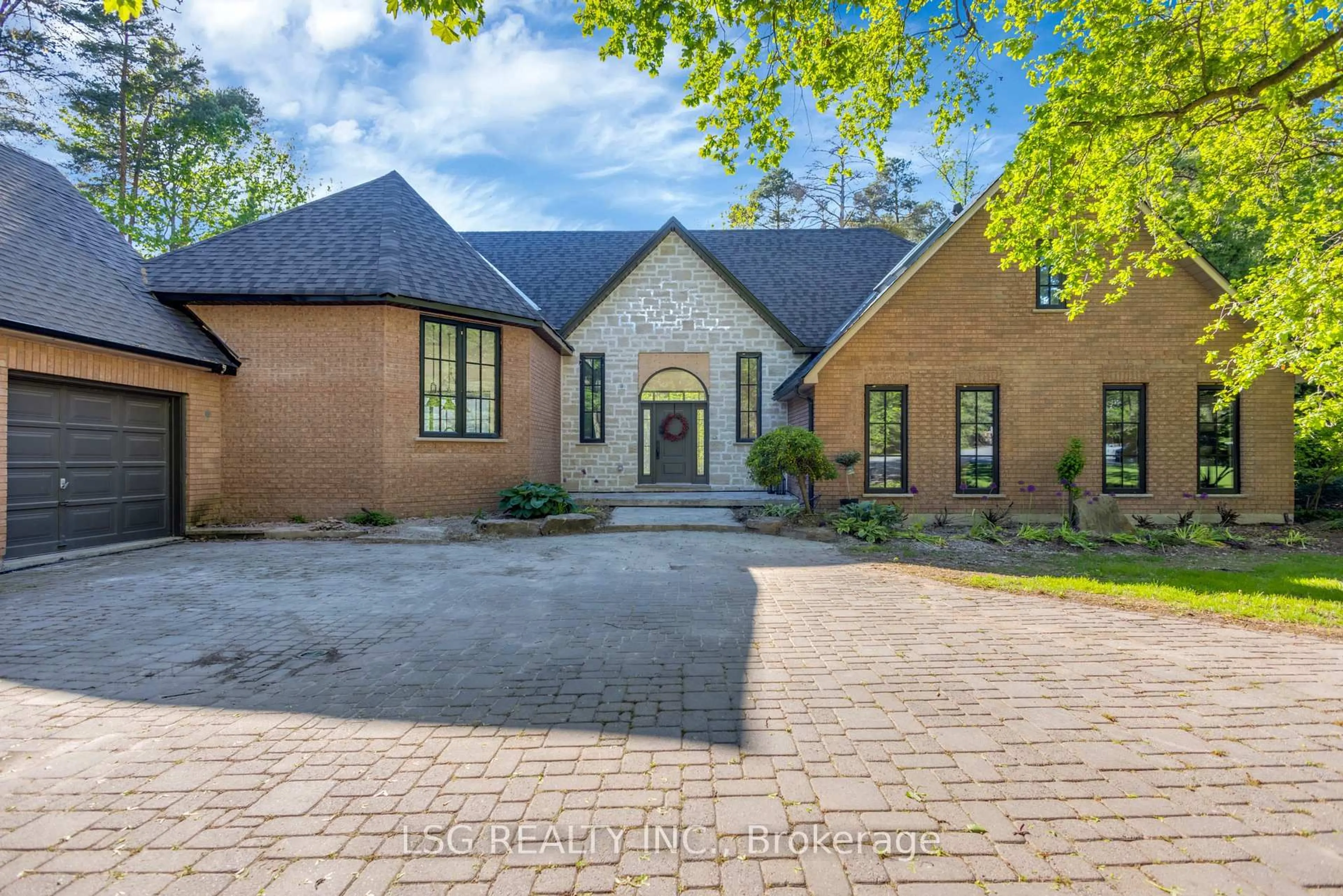 Home with brick exterior material, unknown for 5 Williamson Terr, Aurora Ontario L4G 4X5