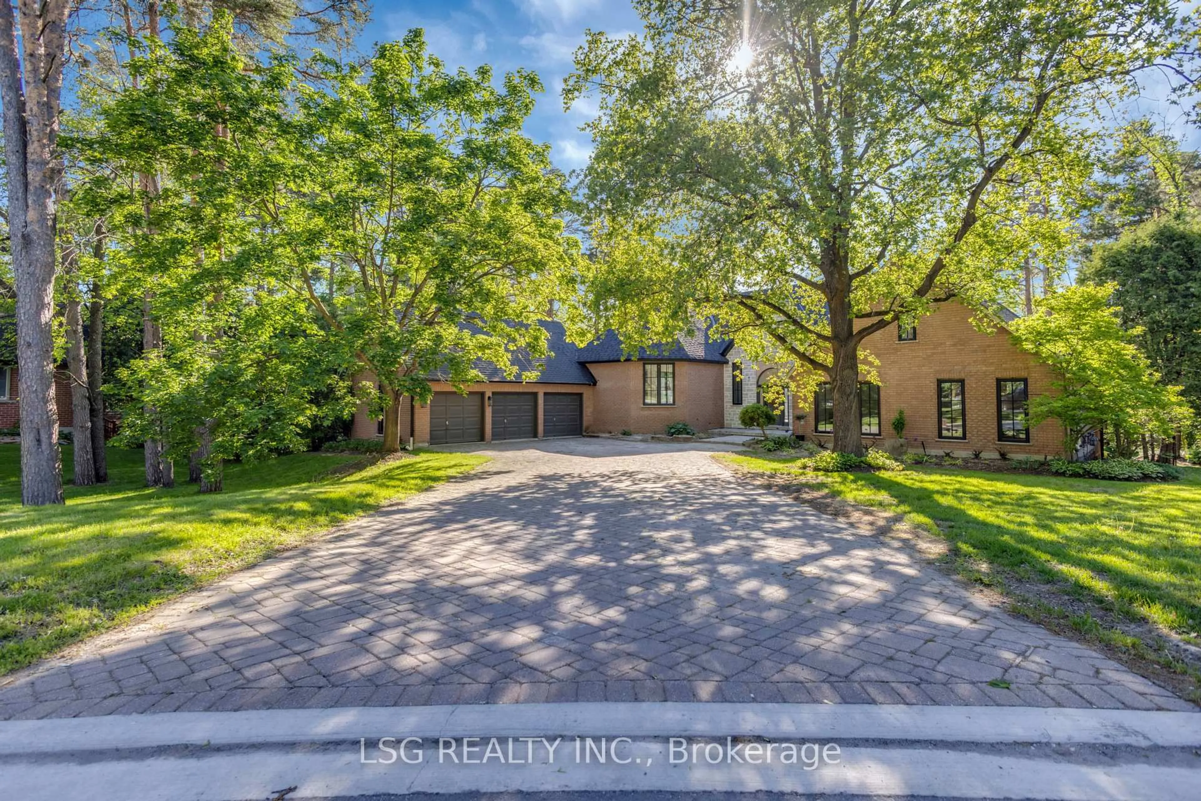 A pic from outside/outdoor area/front of a property/back of a property/a pic from drone, street for 5 Williamson Terr, Aurora Ontario L4G 4X5