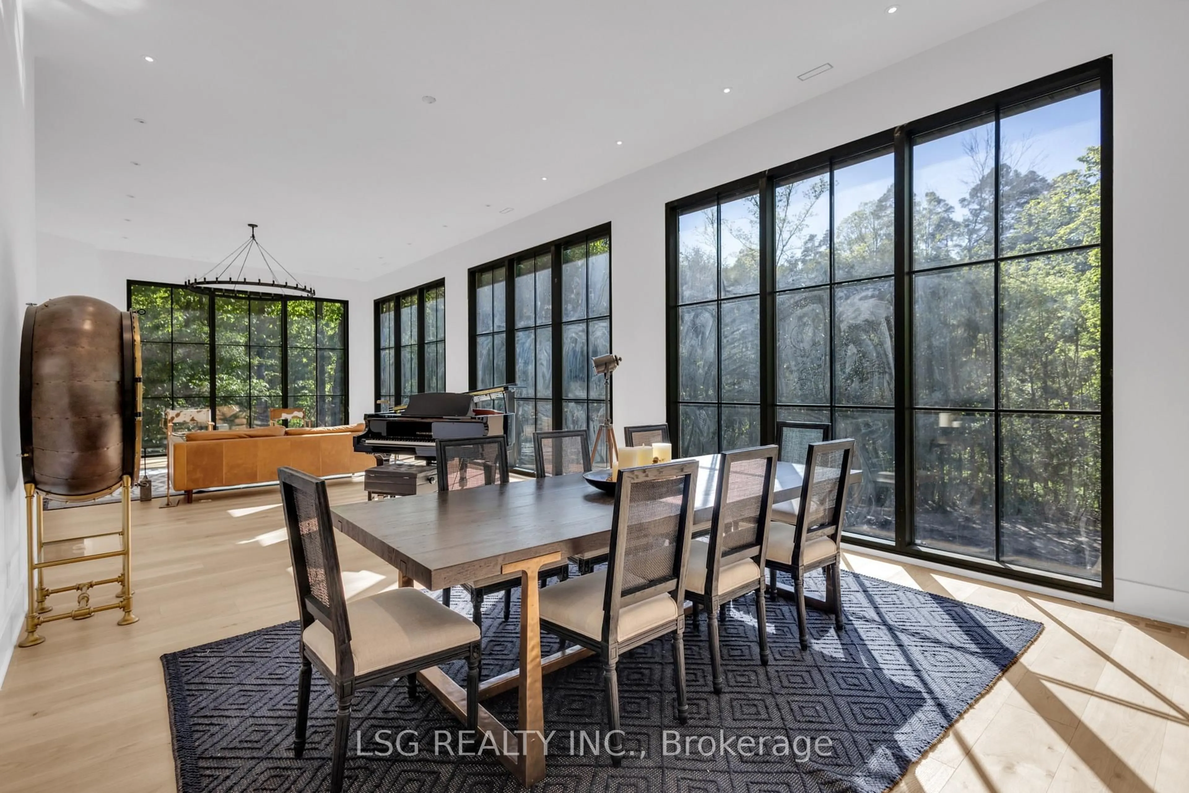 Dining room, ceramic/tile floor for 5 Williamson Terr, Aurora Ontario L4G 4X5