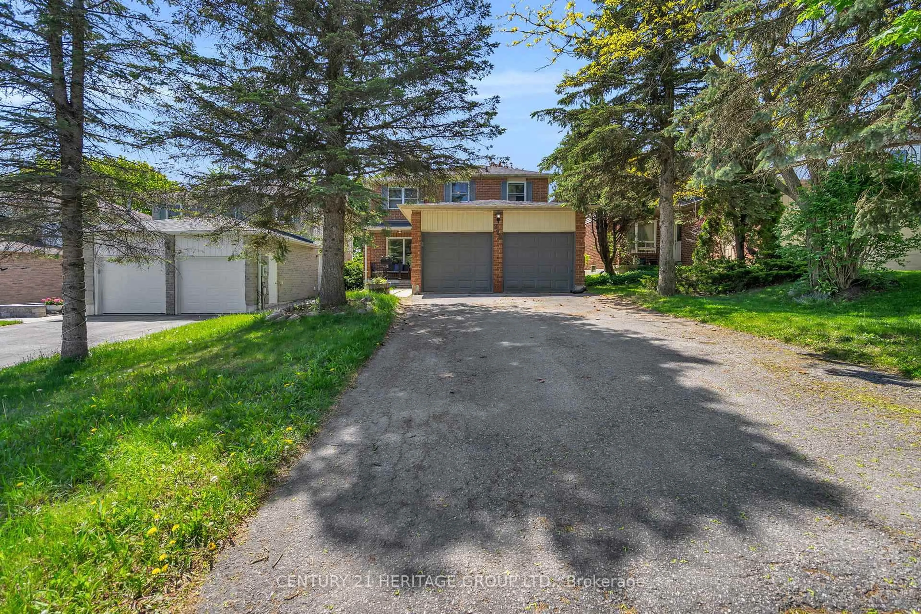 A pic from outside/outdoor area/front of a property/back of a property/a pic from drone, street for 228 Billings Cres, Newmarket Ontario L3Y 7Y6