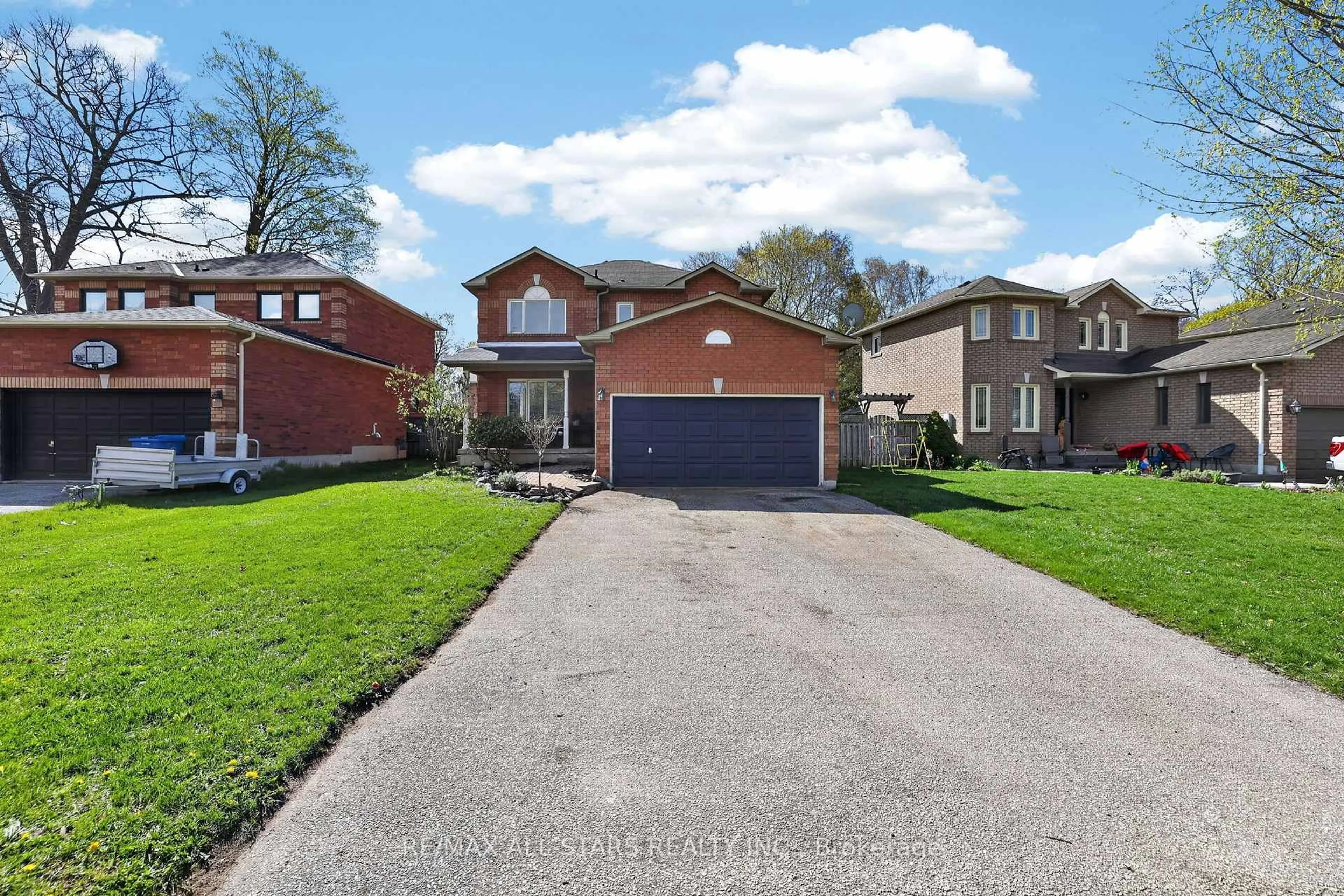 A pic from outside/outdoor area/front of a property/back of a property/a pic from drone, street for 17 Margaret Pl, Georgina Ontario L4P 3X2