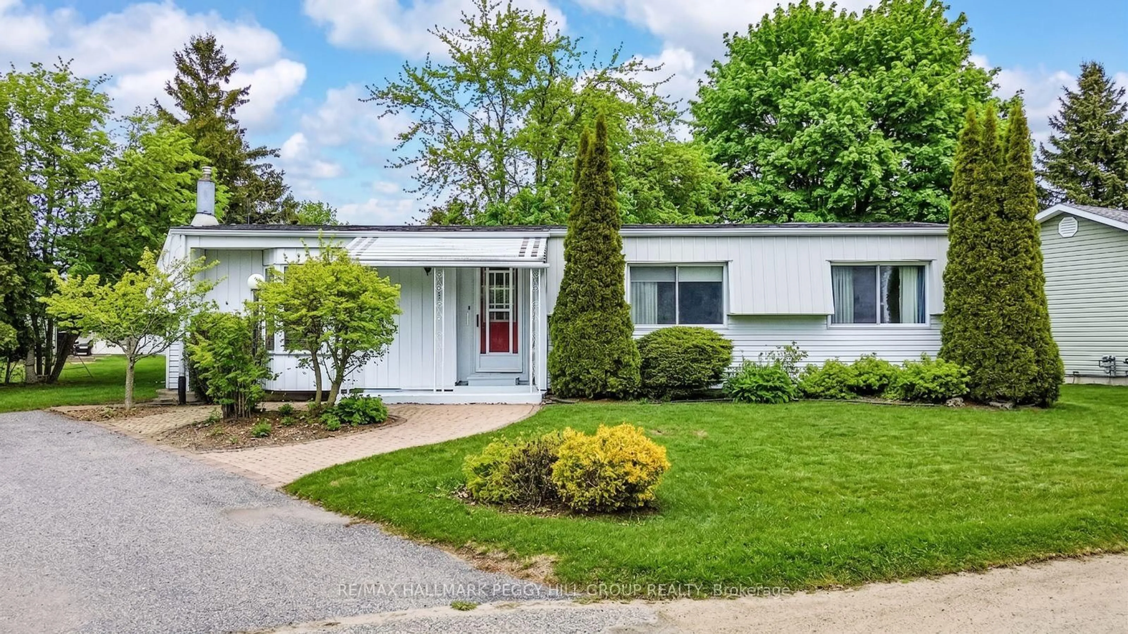 Home with vinyl exterior material, street for 8 Carmans Cove, Innisfil Ontario L9S 1R9