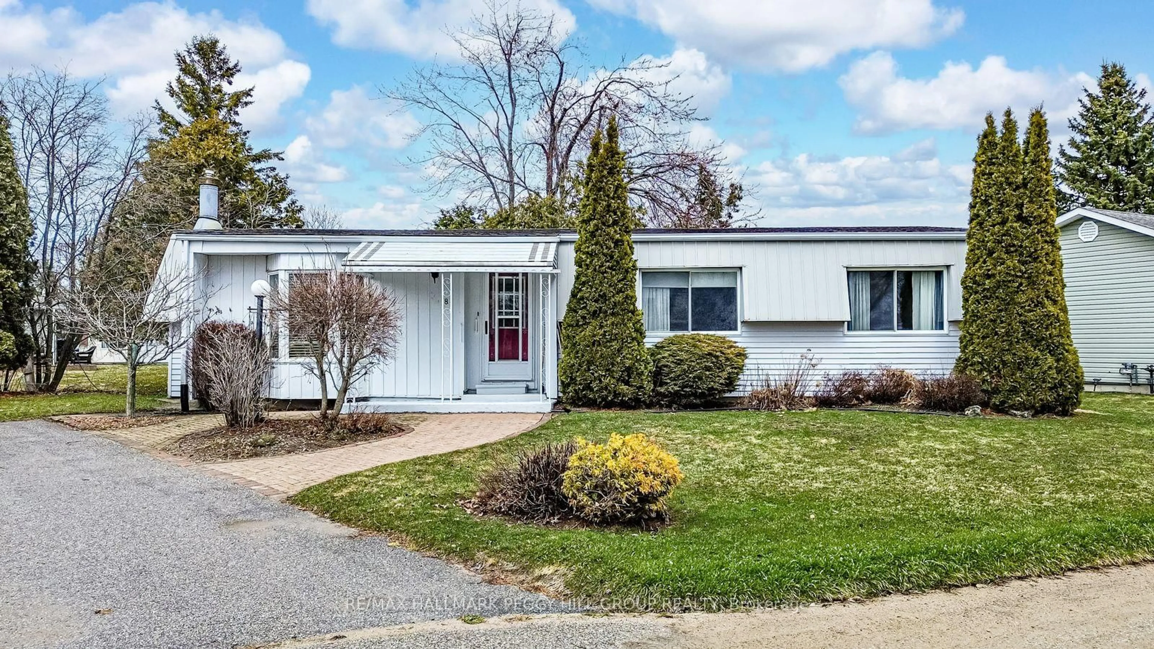 Home with vinyl exterior material, street for 8 Carmans Cove, Innisfil Ontario L9S 1R9