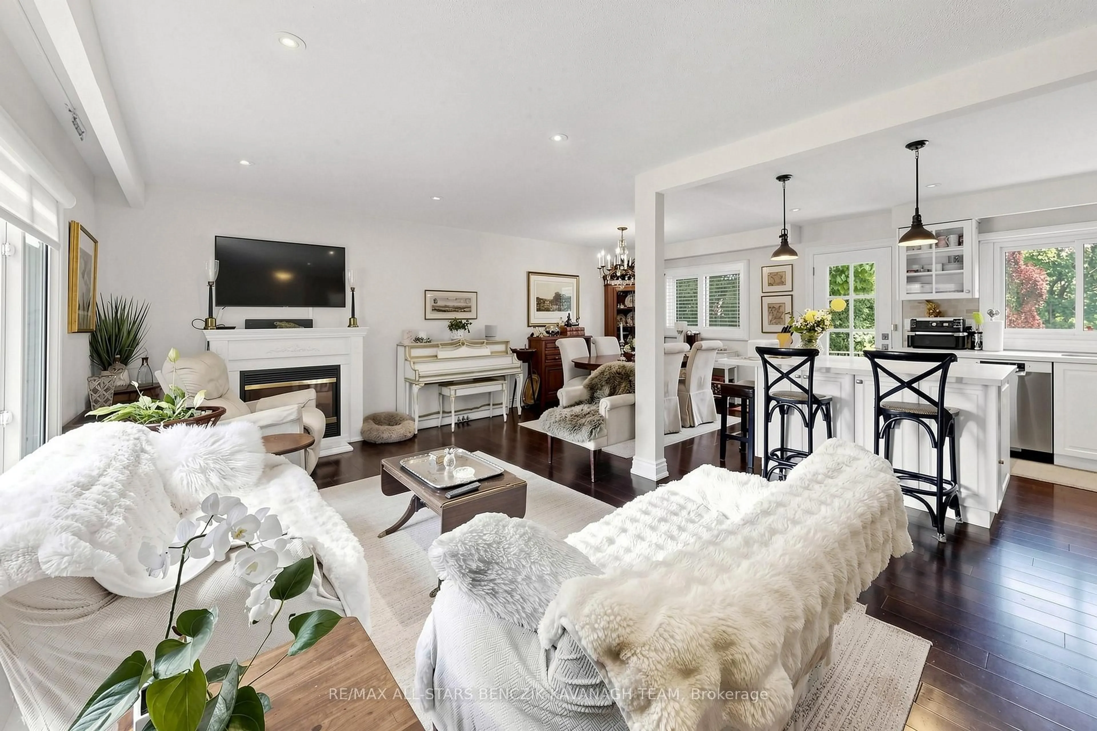 Living room with furniture, unknown for 65 Wootten Way, Markham Ontario L3P 2Y5