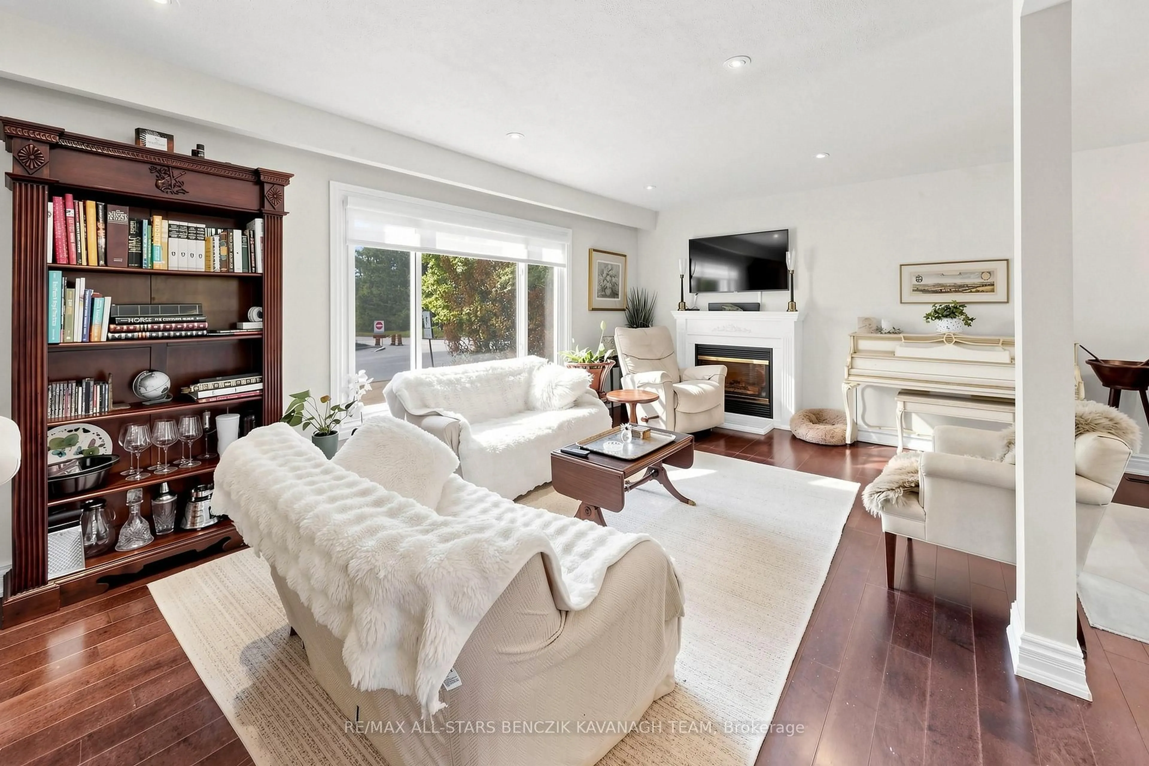 Living room with furniture, wood/laminate floor for 65 Wootten Way, Markham Ontario L3P 2Y5