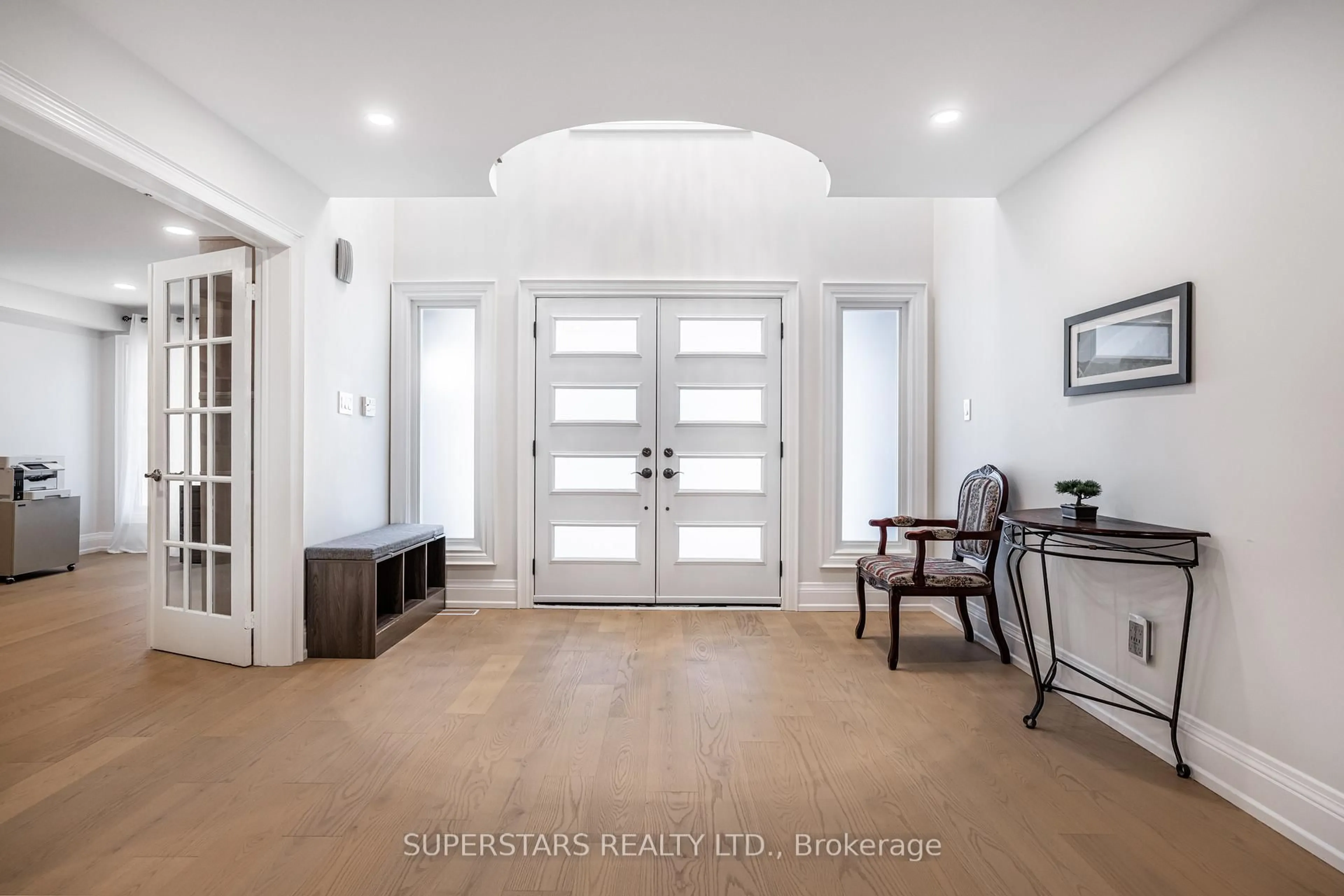 Indoor entryway for 622 Lyman Blvd, Newmarket Ontario L3X 1V9