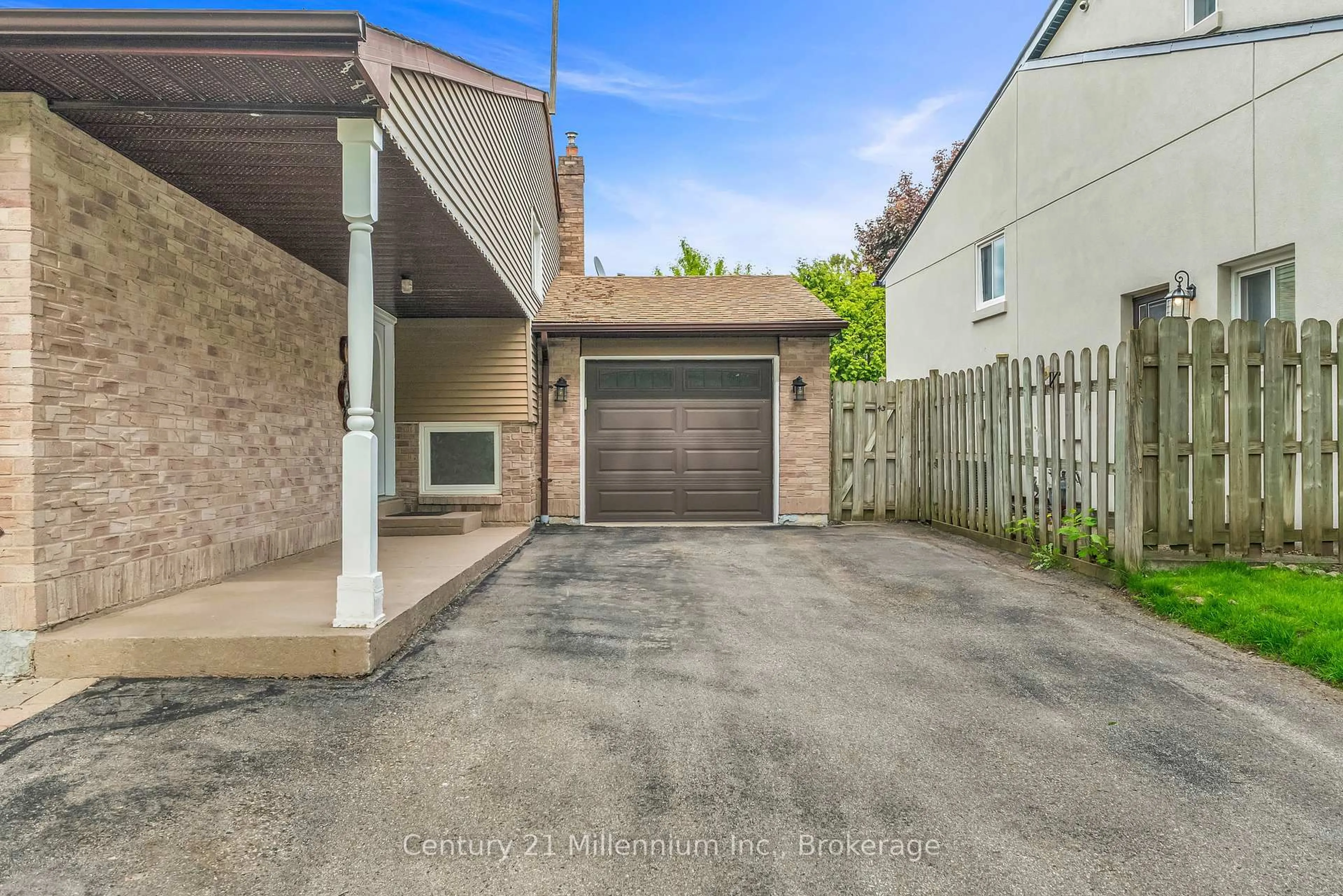 Unknown for 43 Stoddart Dr #Drive, Aurora Ontario L4G 2G2