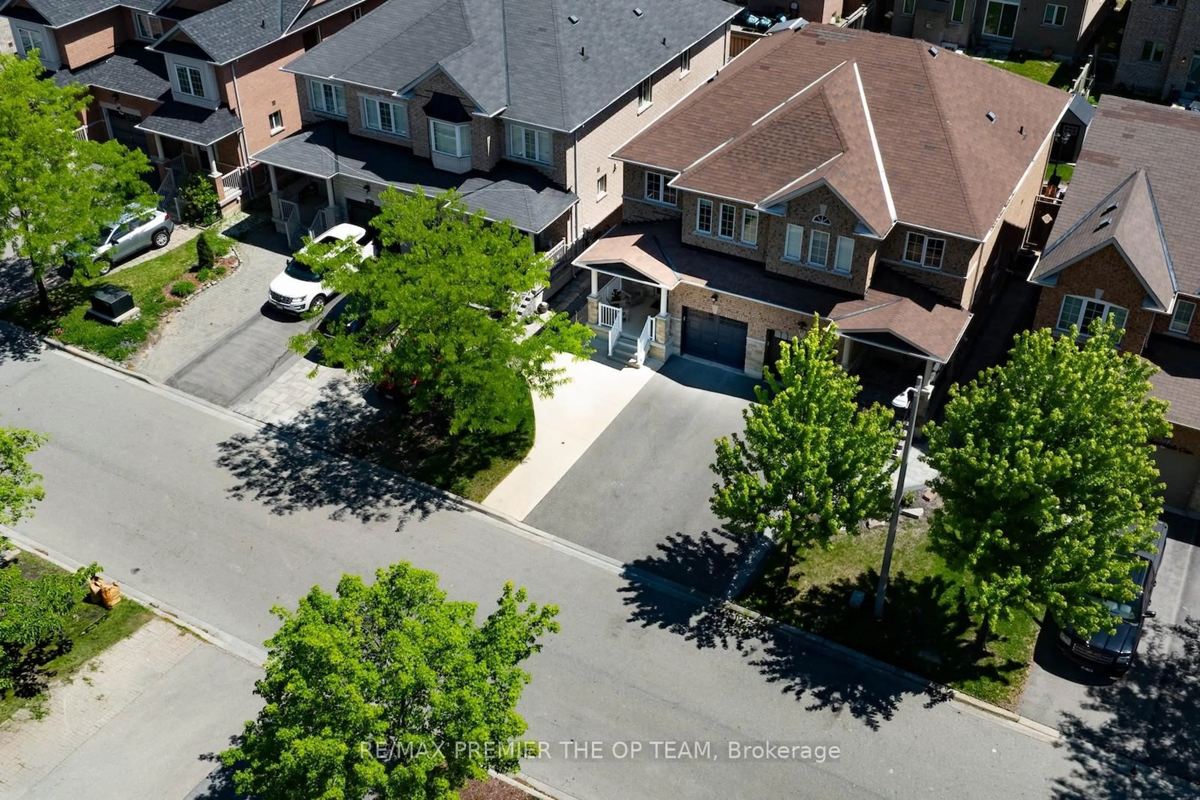 A pic from outside/outdoor area/front of a property/back of a property/a pic from drone, street for 29 Manordale Cres, Vaughan Ontario L4H 0T6