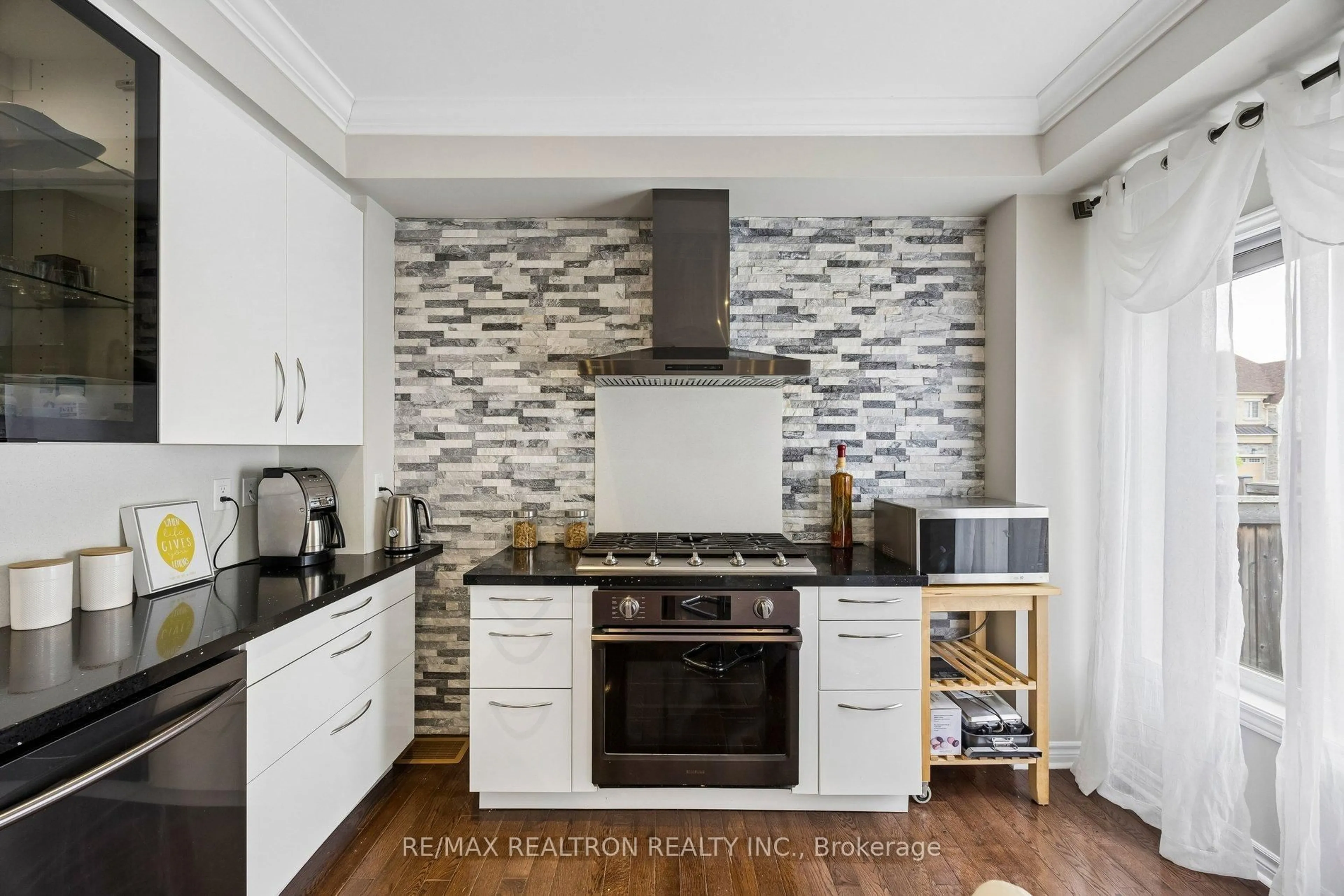 Contemporary kitchen, ceramic/tile floor for 9 Pavarotti St, Richmond Hill Ontario L4E 0R5