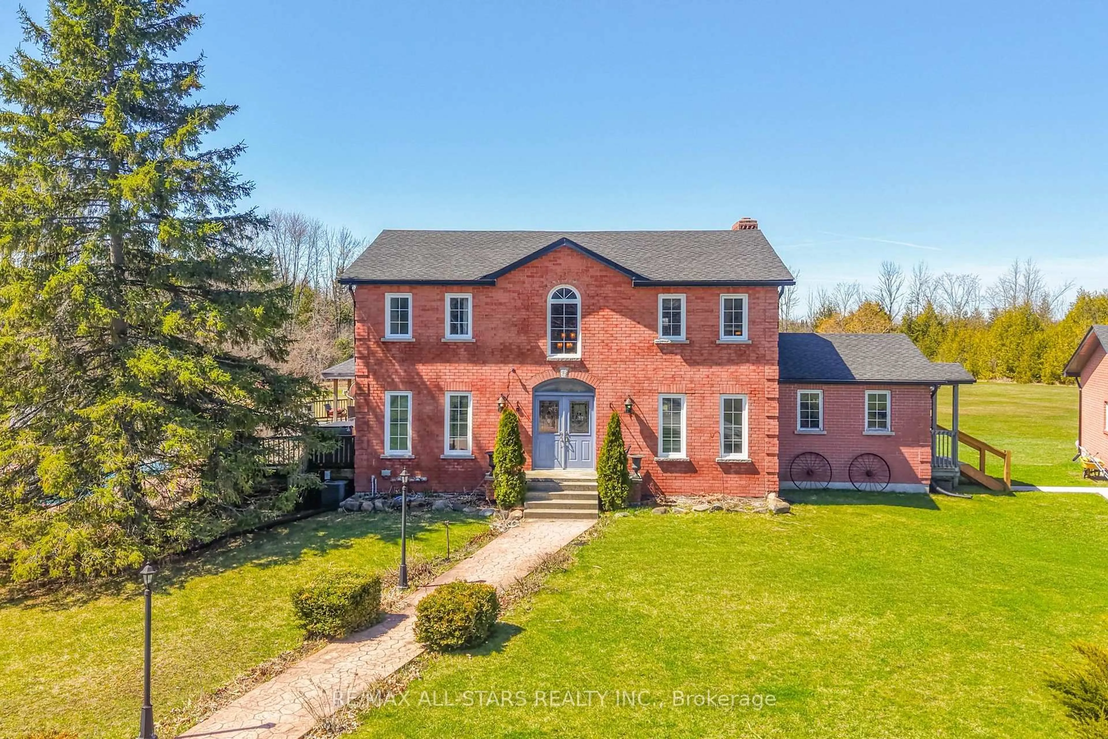 A pic from outside/outdoor area/front of a property/back of a property/a pic from drone, street for 25472 Lakeridge Rd, Georgina Ontario L0E 1N0