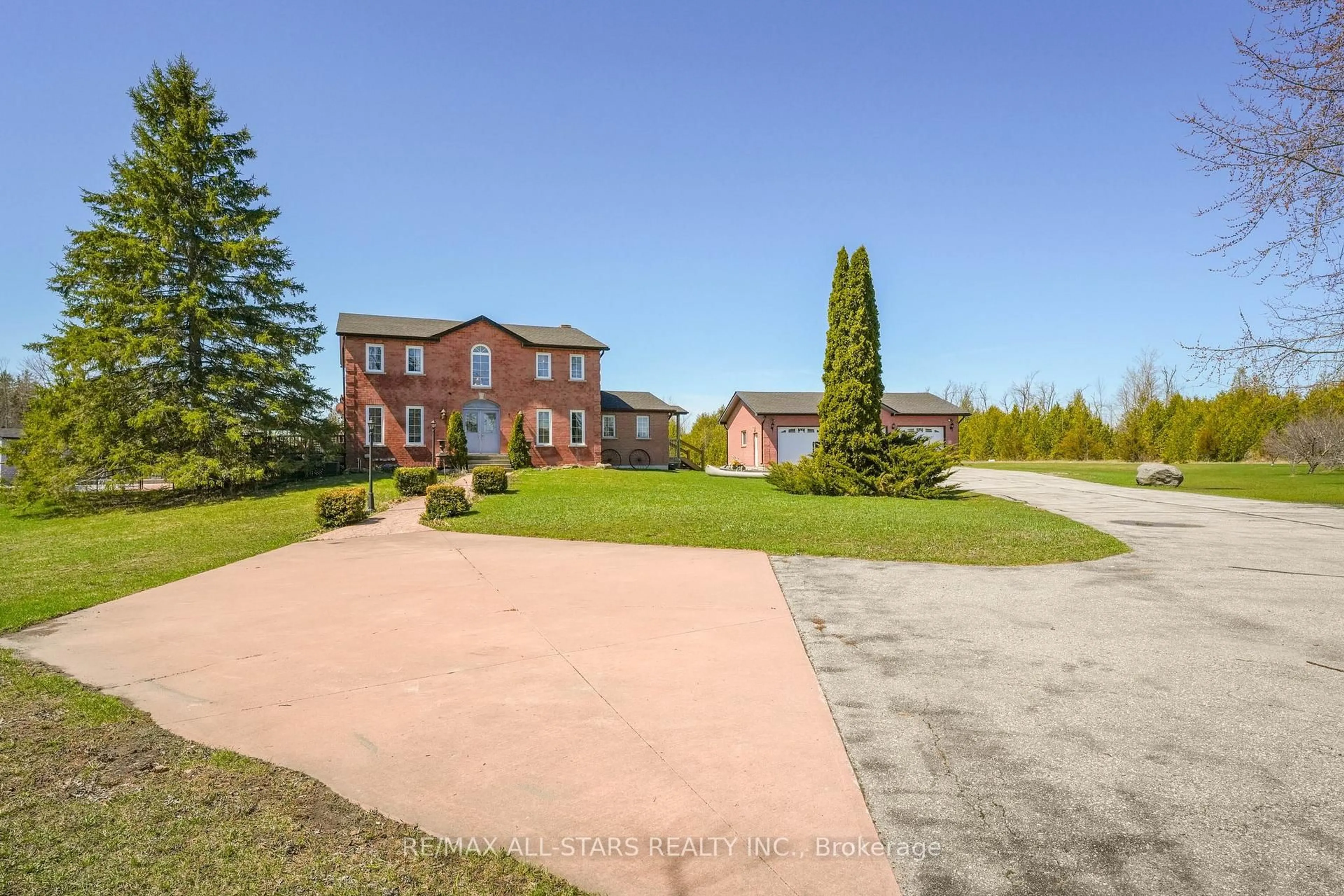 A pic from outside/outdoor area/front of a property/back of a property/a pic from drone, street for 25472 Lakeridge Rd, Georgina Ontario L0E 1N0