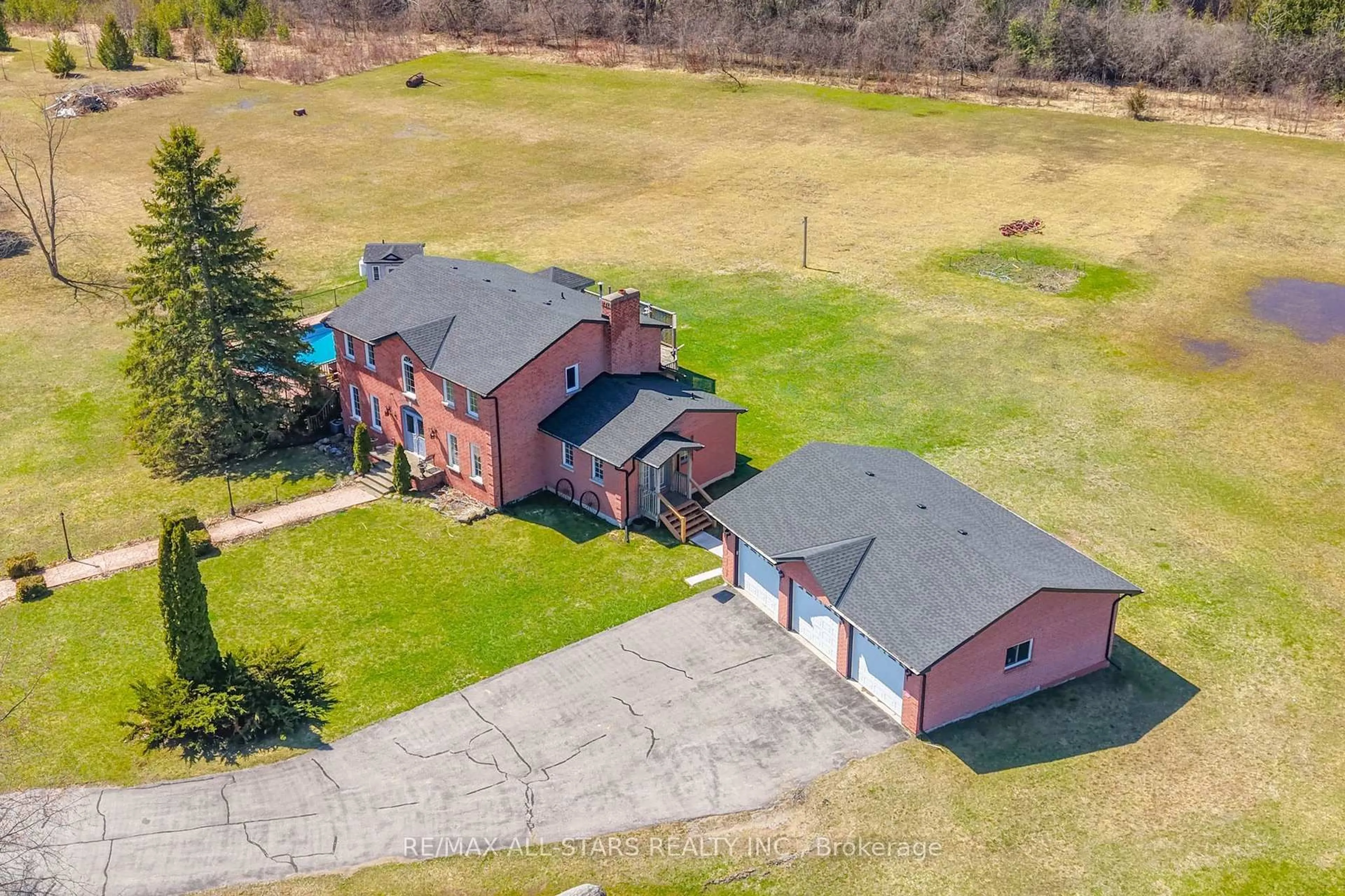 A pic from outside/outdoor area/front of a property/back of a property/a pic from drone, building for 25472 Lakeridge Rd, Georgina Ontario L0E 1N0