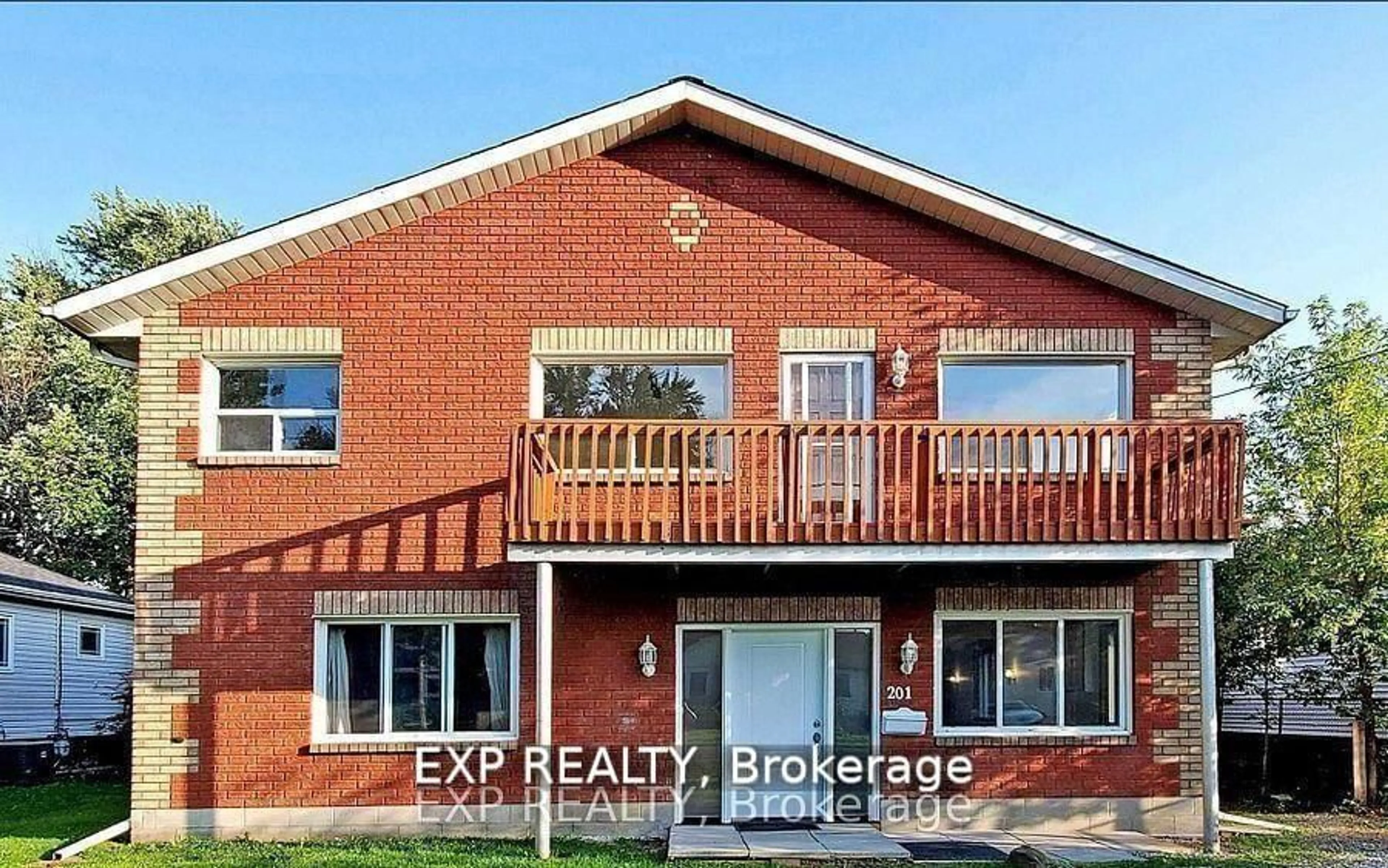 Home with brick exterior material, building for 201 Garden Ave, Georgina Ontario L4P 2L3