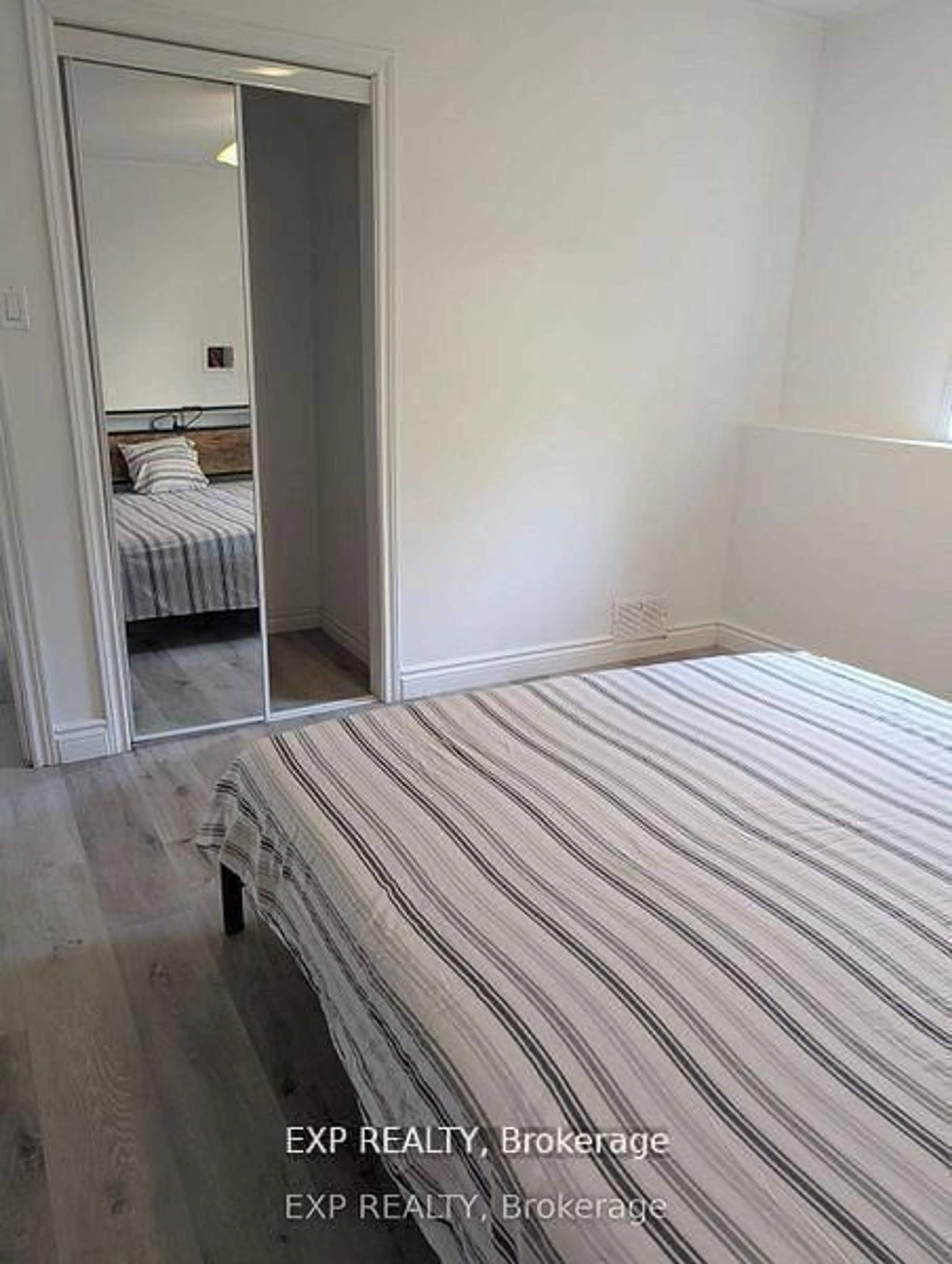 A pic of a room for 201 Garden Ave, Georgina Ontario L4P 2L3