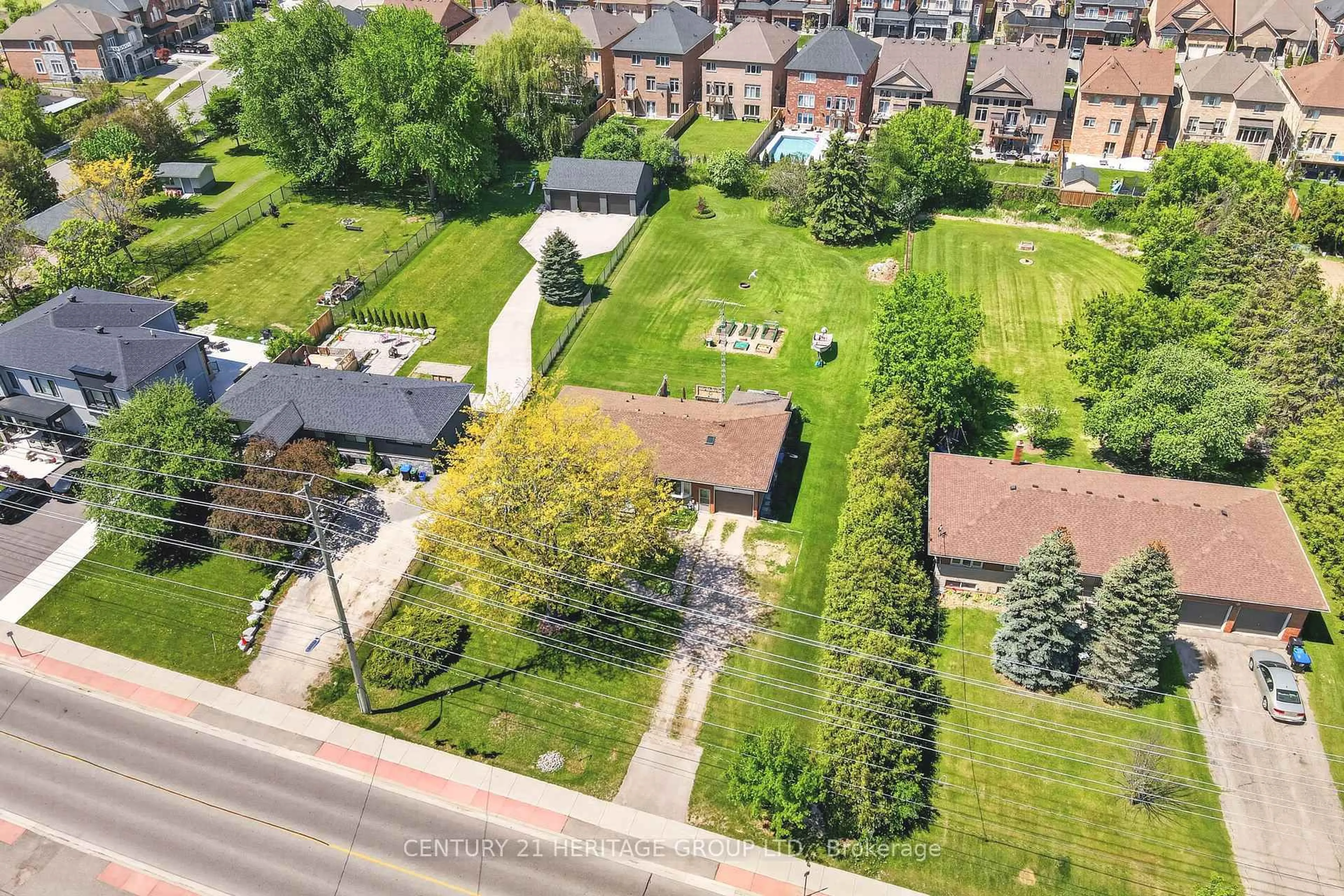 A pic from outside/outdoor area/front of a property/back of a property/a pic from drone, street for 640 Simcoe Rd, Bradford West Gwillimbury Ontario L3Z 4A9
