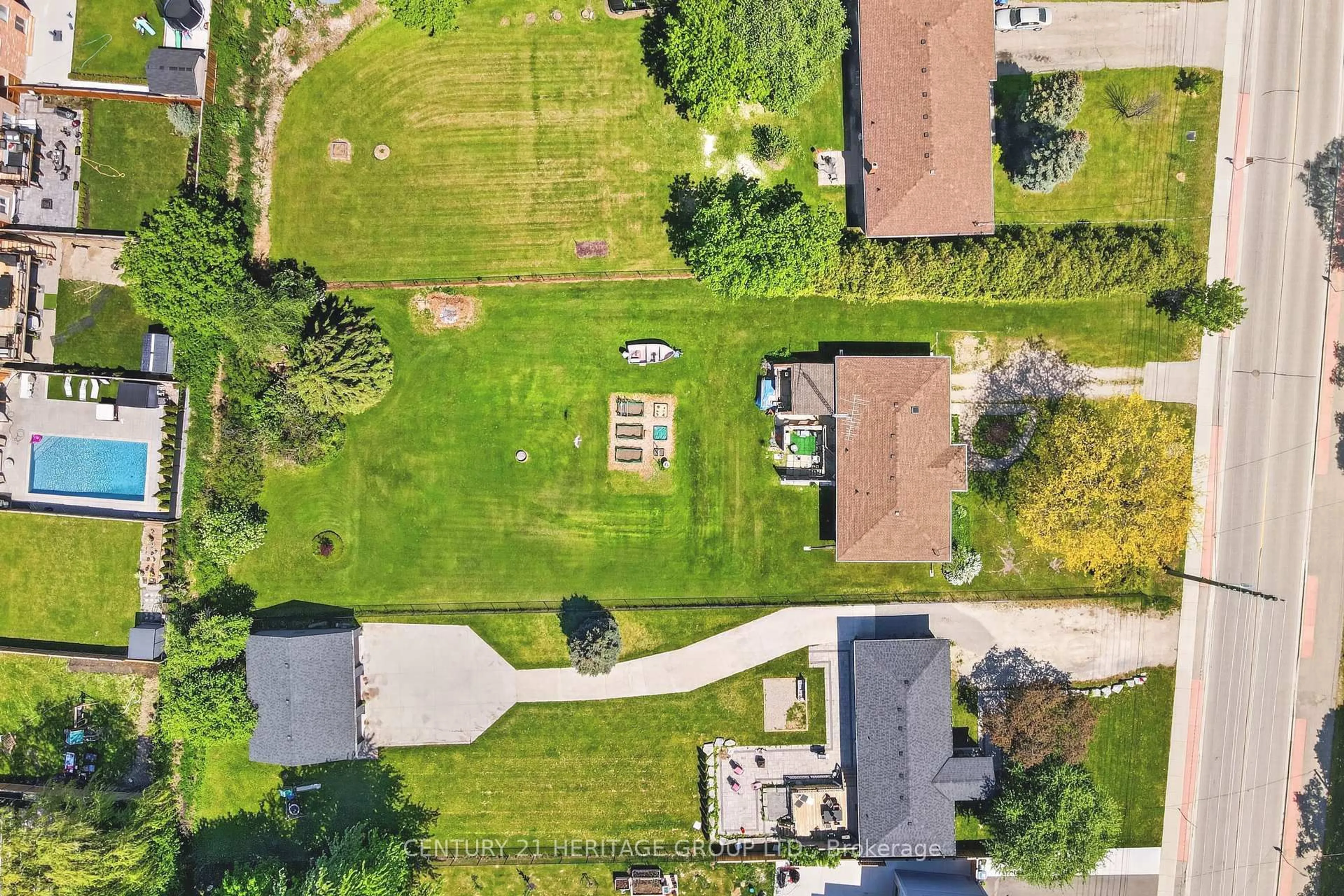 A pic from outside/outdoor area/front of a property/back of a property/a pic from drone, street for 640 Simcoe Rd, Bradford West Gwillimbury Ontario L3Z 4A9
