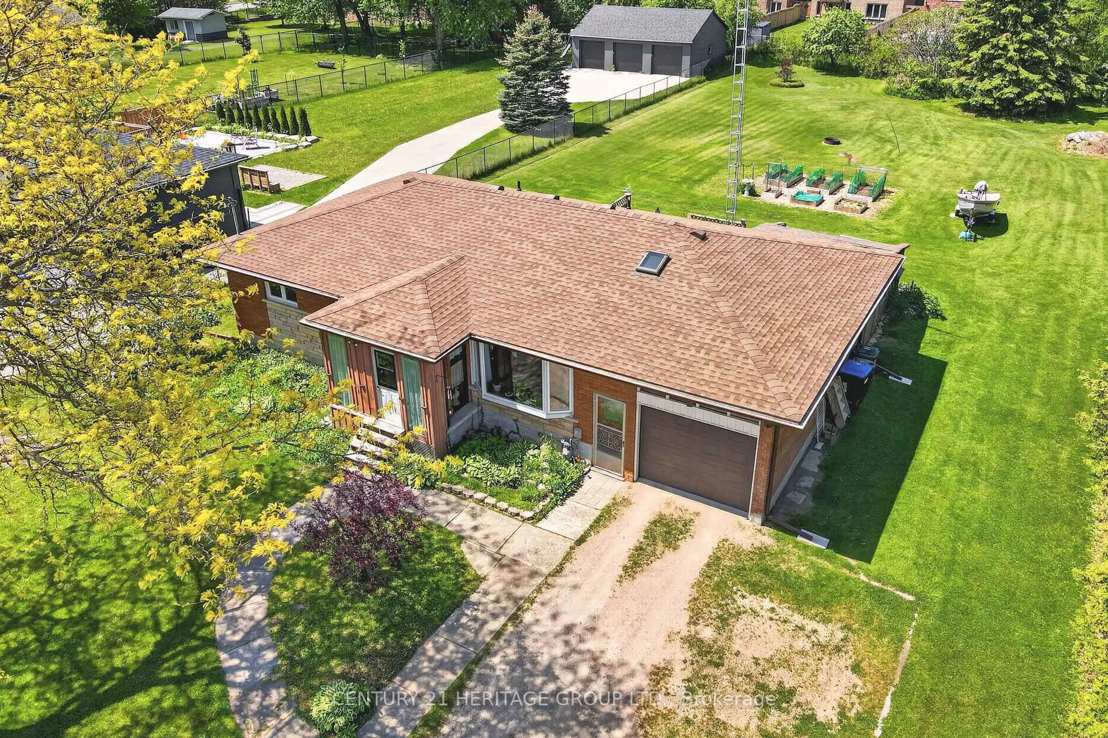 A pic from outside/outdoor area/front of a property/back of a property/a pic from drone, street for 640 Simcoe Rd, Bradford West Gwillimbury Ontario L3Z 4A9