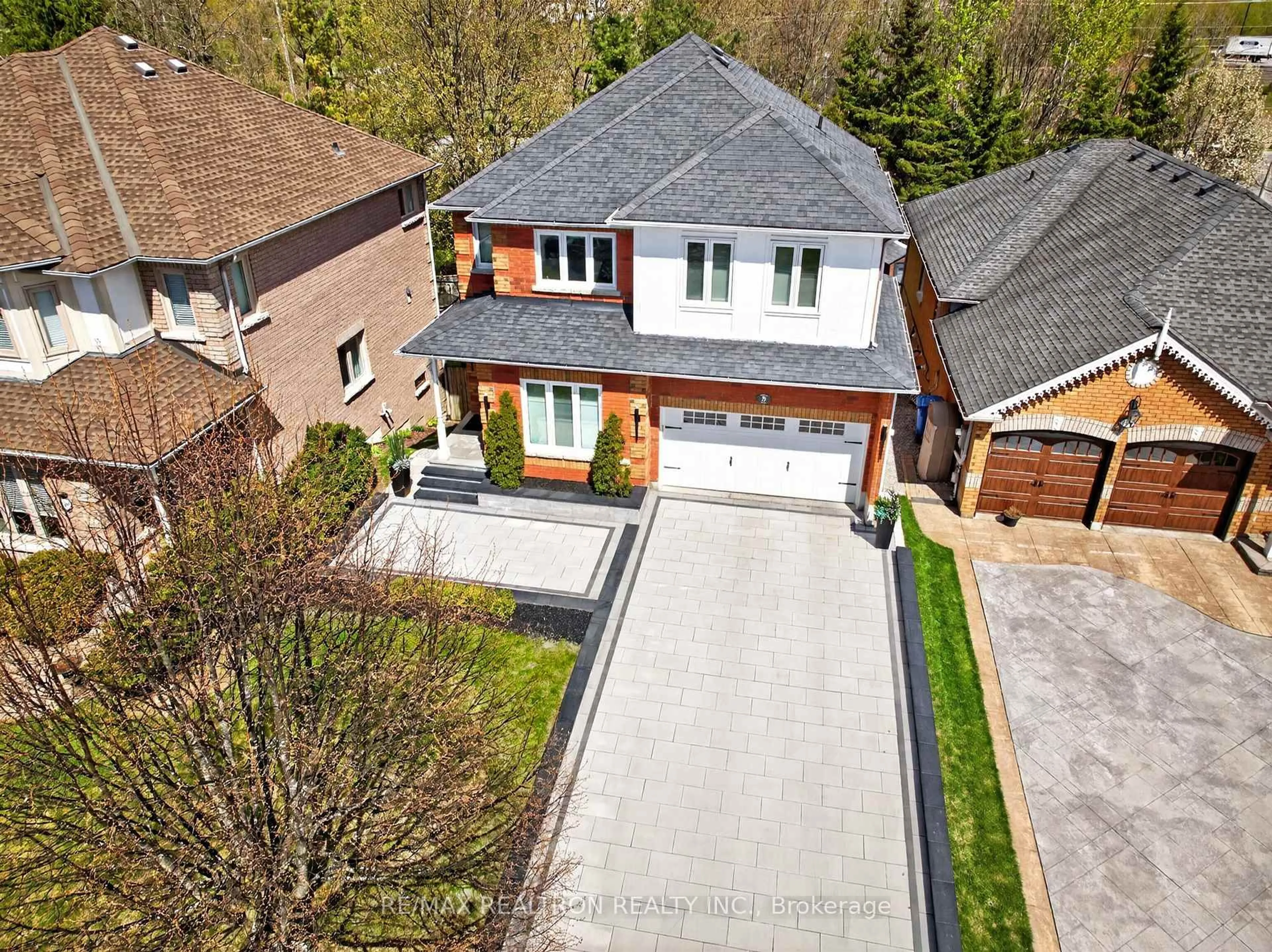 A pic from outside/outdoor area/front of a property/back of a property/a pic from drone, street for 5 Yvonne Pl, Aurora Ontario L4G 7E5
