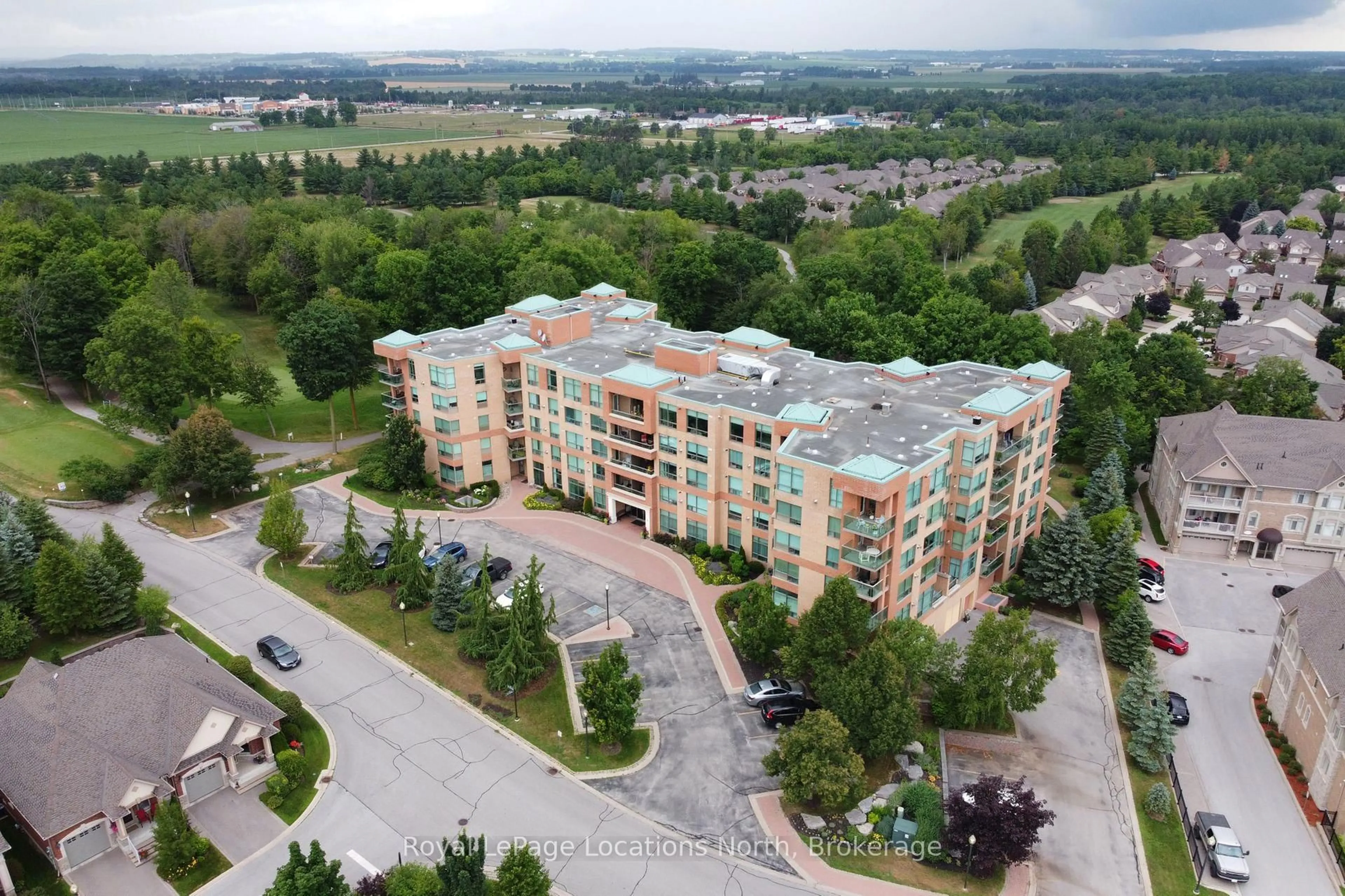 A pic from outside/outdoor area/front of a property/back of a property/a pic from drone, building for 4 Briar Hill Hts #213, New Tecumseth Ontario L9R 1Z7
