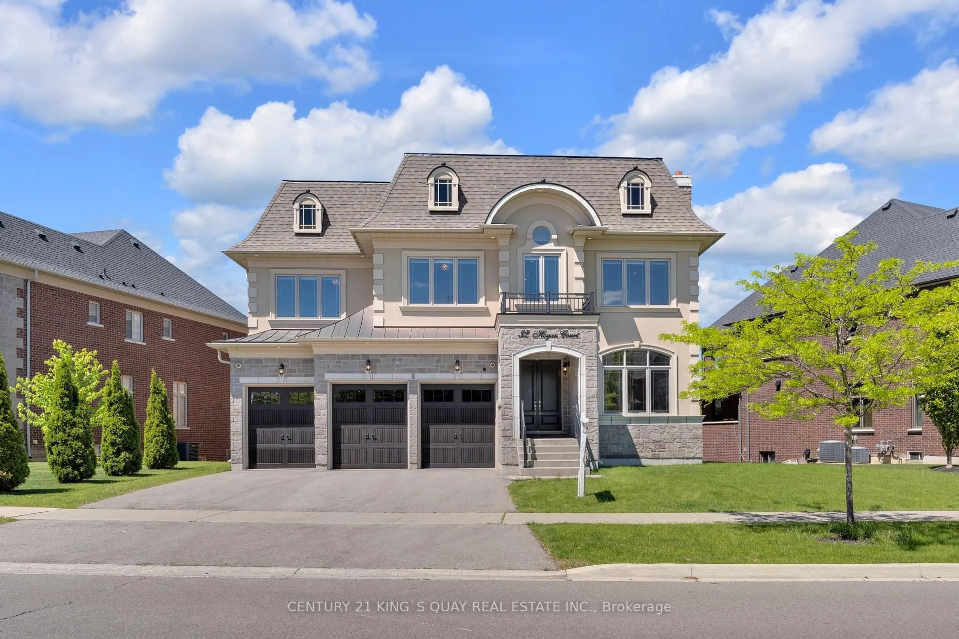 Home with brick exterior material, street for 32 Hogan Crt, King Ontario L7B 0M1