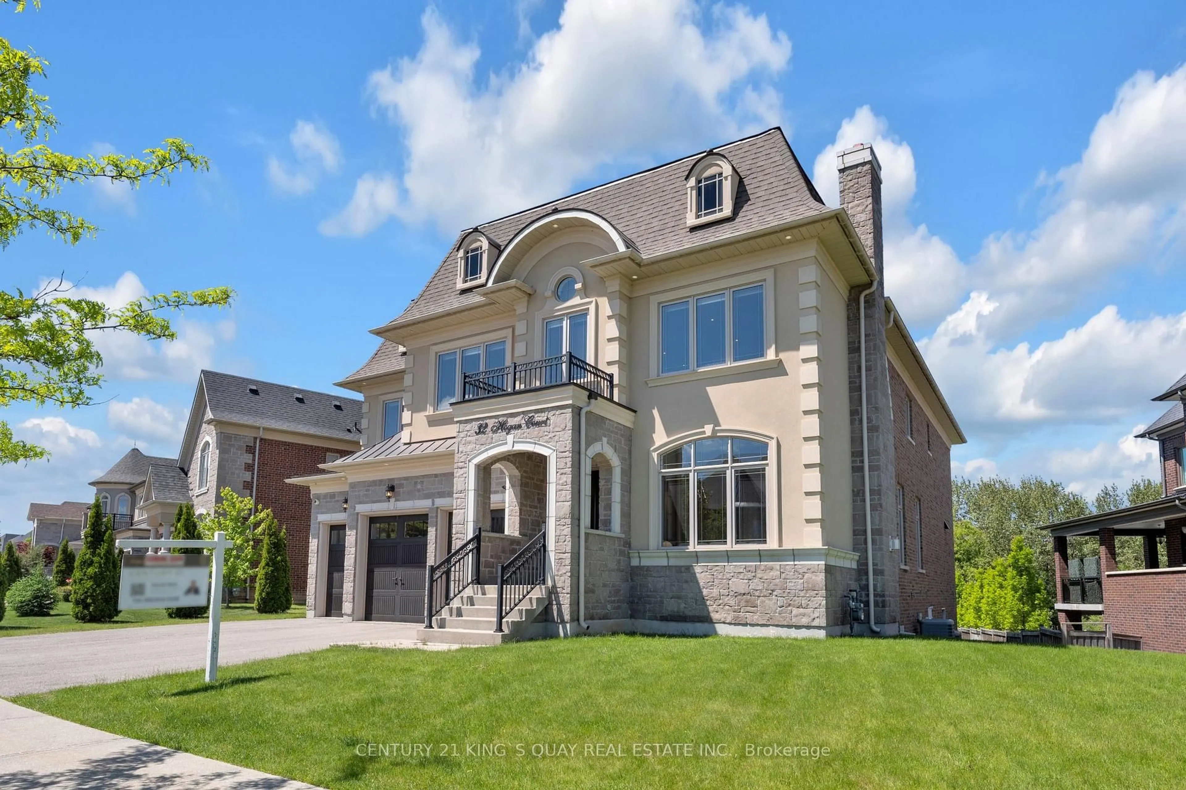 Home with brick exterior material, street for 32 Hogan Crt, King Ontario L7B 0M1