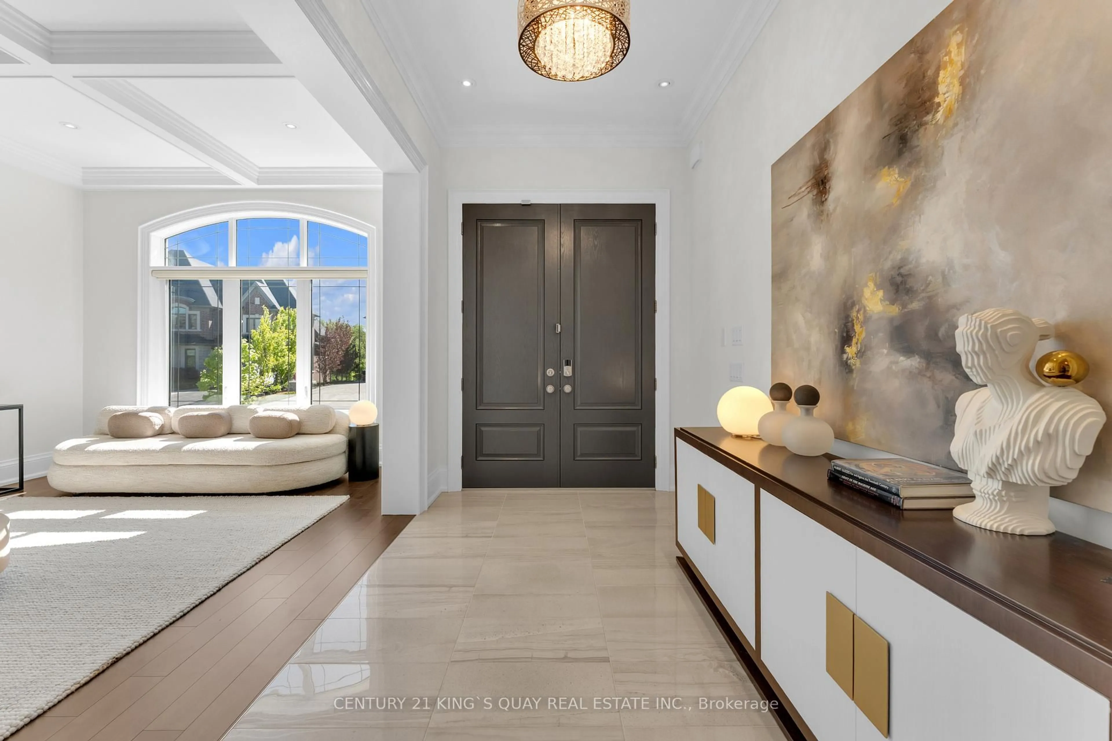 Indoor entryway for 32 Hogan Crt, King Ontario L7B 0M1
