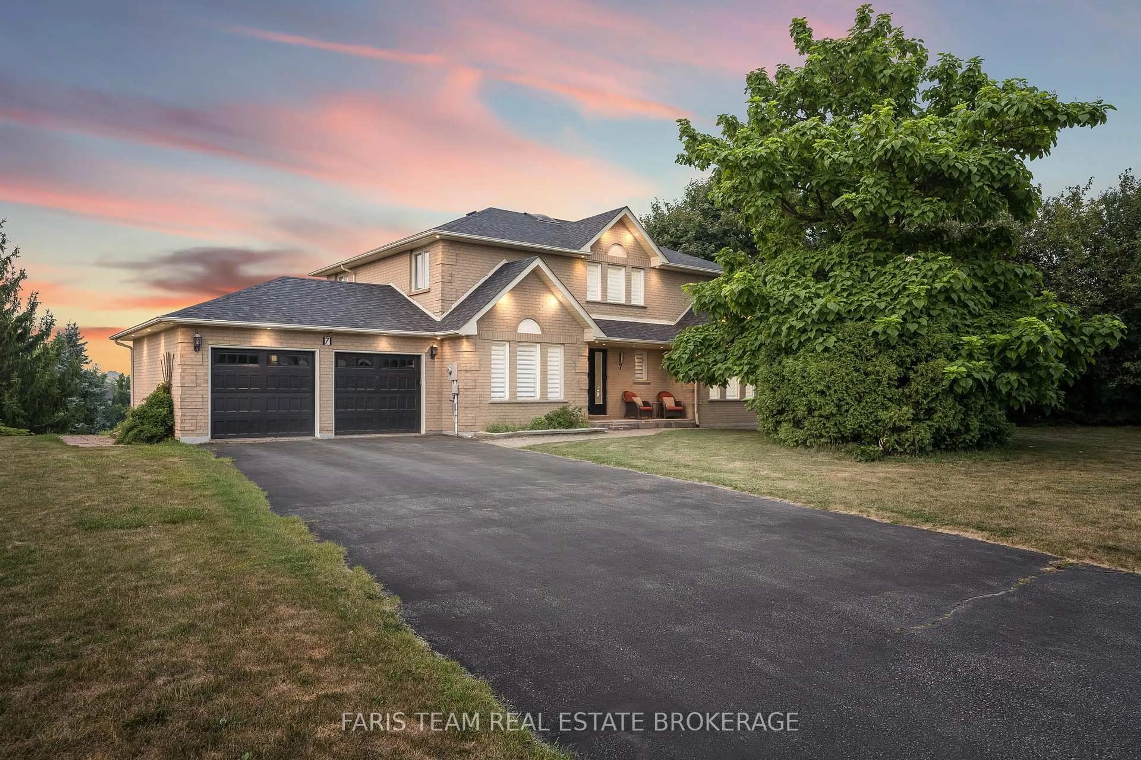 A pic from outside/outdoor area/front of a property/back of a property/a pic from drone, street for 7 Golfview Blvd, Bradford West Gwillimbury Ontario L3Z 2A6