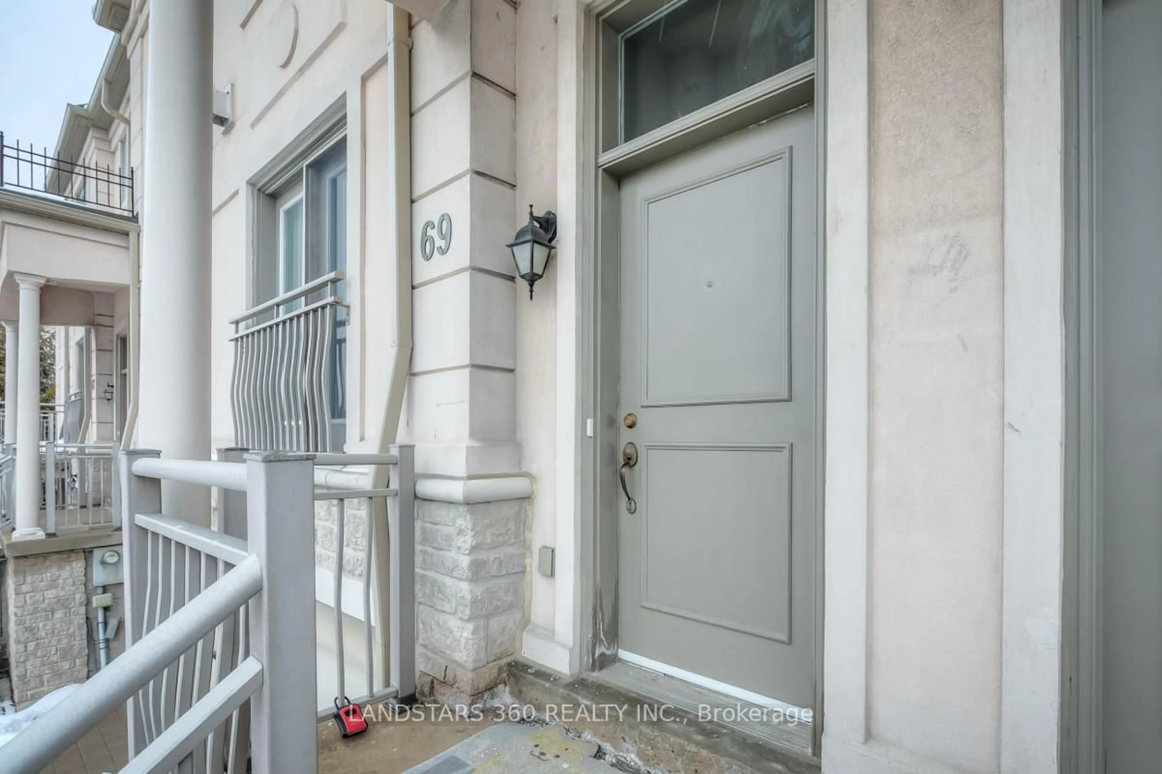 Indoor entryway for 9133 Bayview Ave #69, Richmond Hill Ontario L4B 4V7