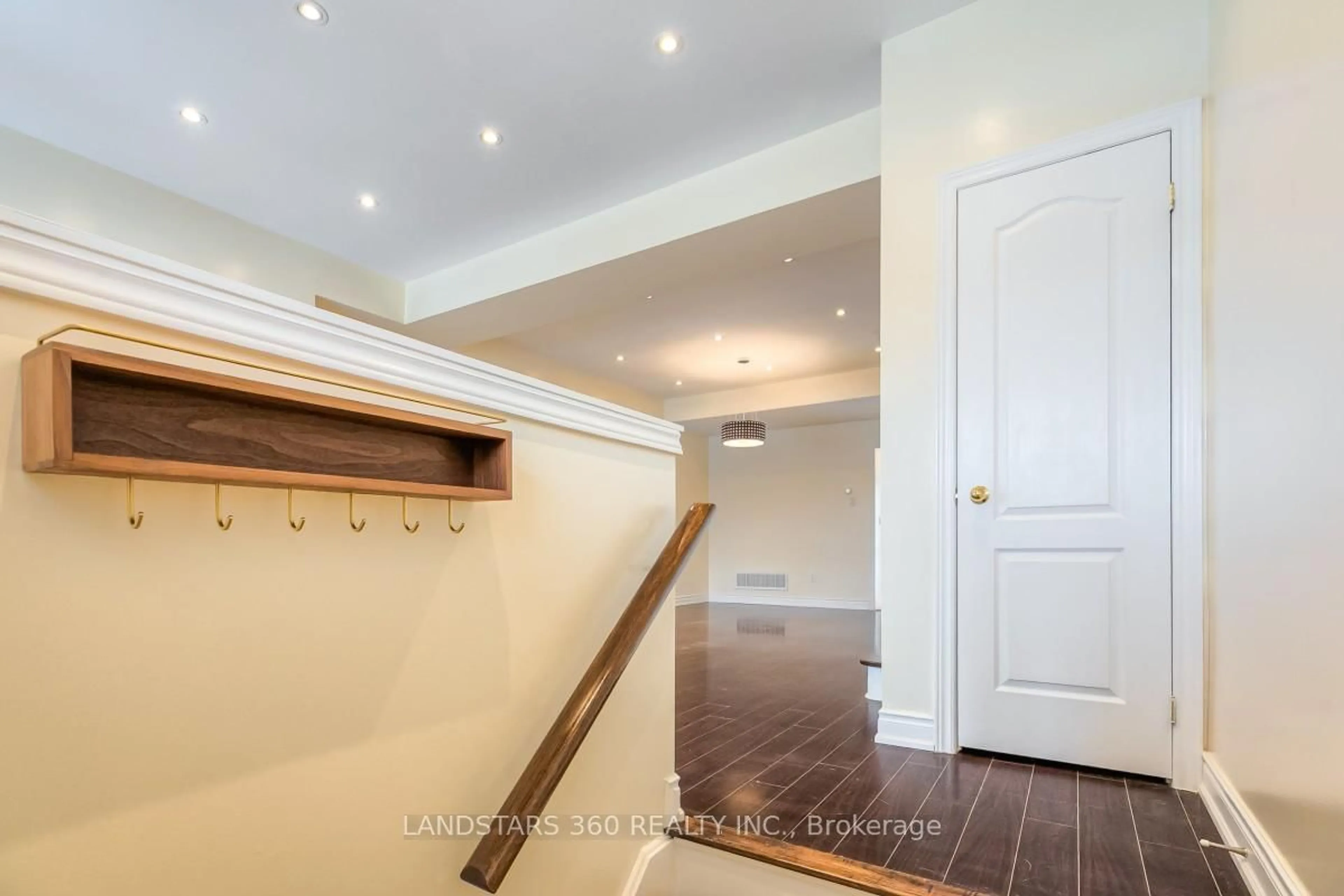 Indoor entryway for 9133 Bayview Ave #69, Richmond Hill Ontario L4B 4V7